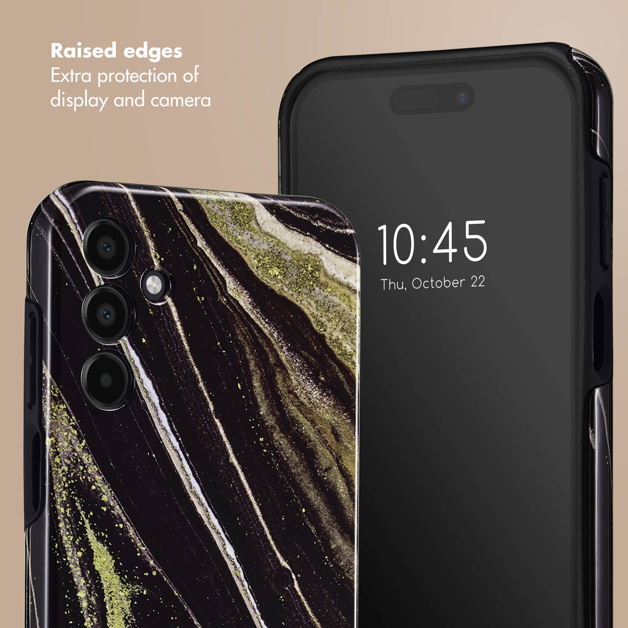 Smartphone dans une coque de protection effet marbre noir et or aux bords surélevés.