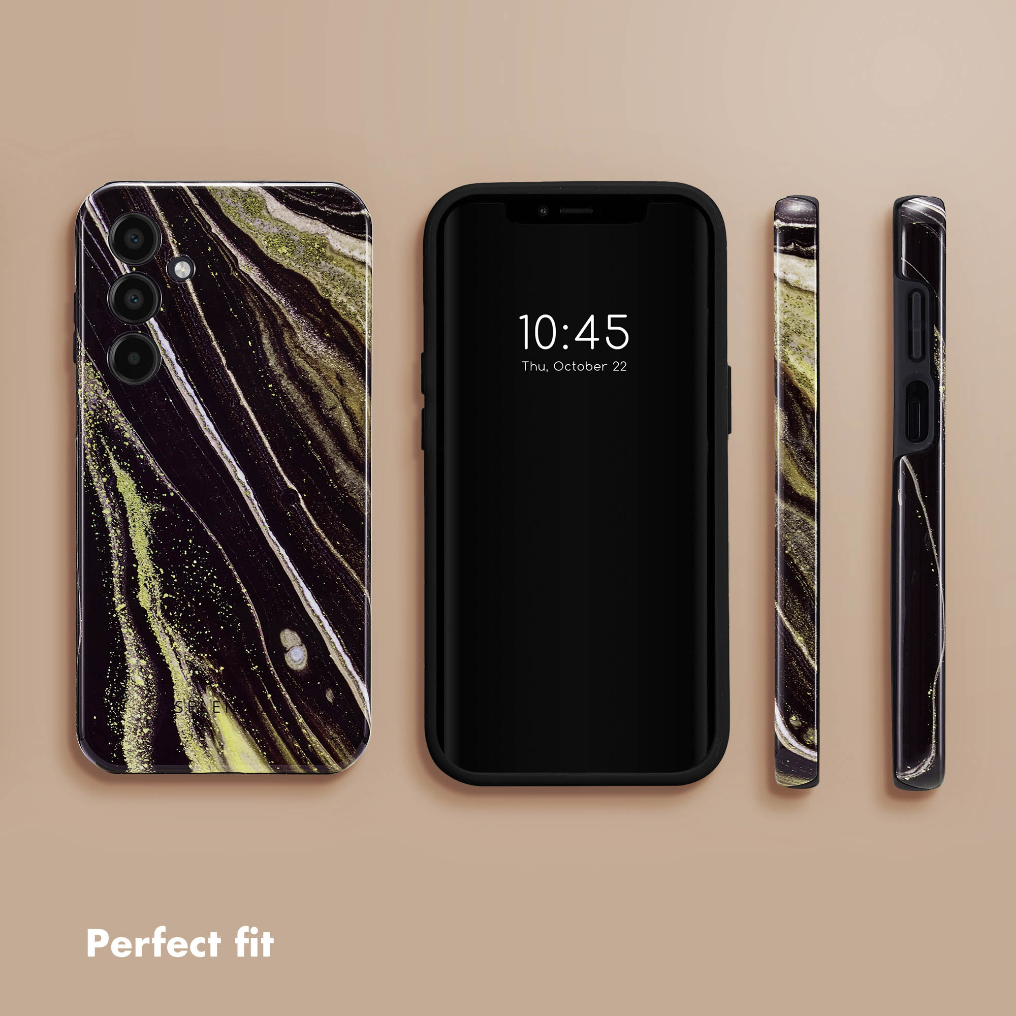 Un smartphone sous plusieurs angles avec une coque en marbre noir, blanc et doré sur fond beige.