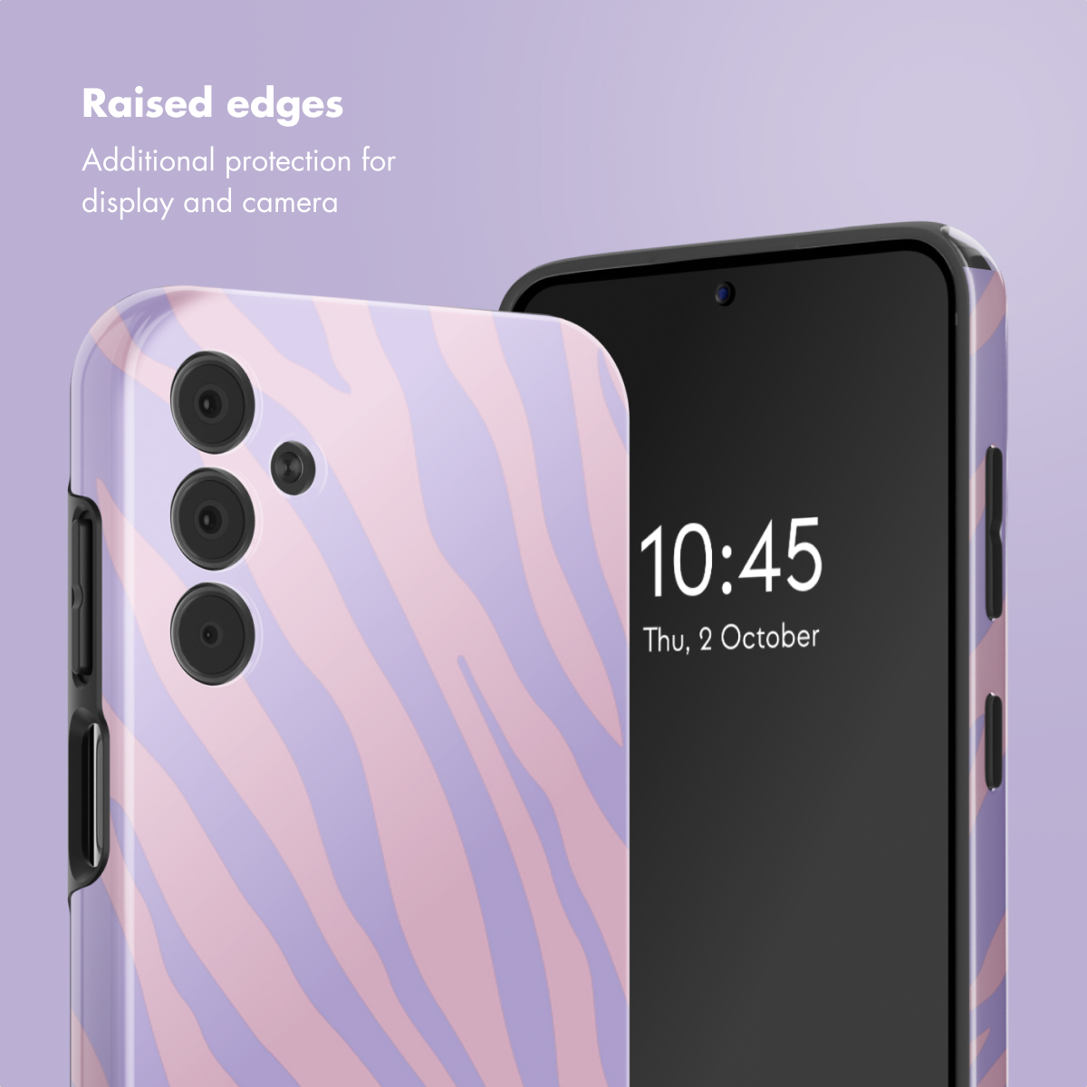 Smartphone in lila-rosa Zebra-Muster-Schutzhülle vor lila Hintergrund mit Text.