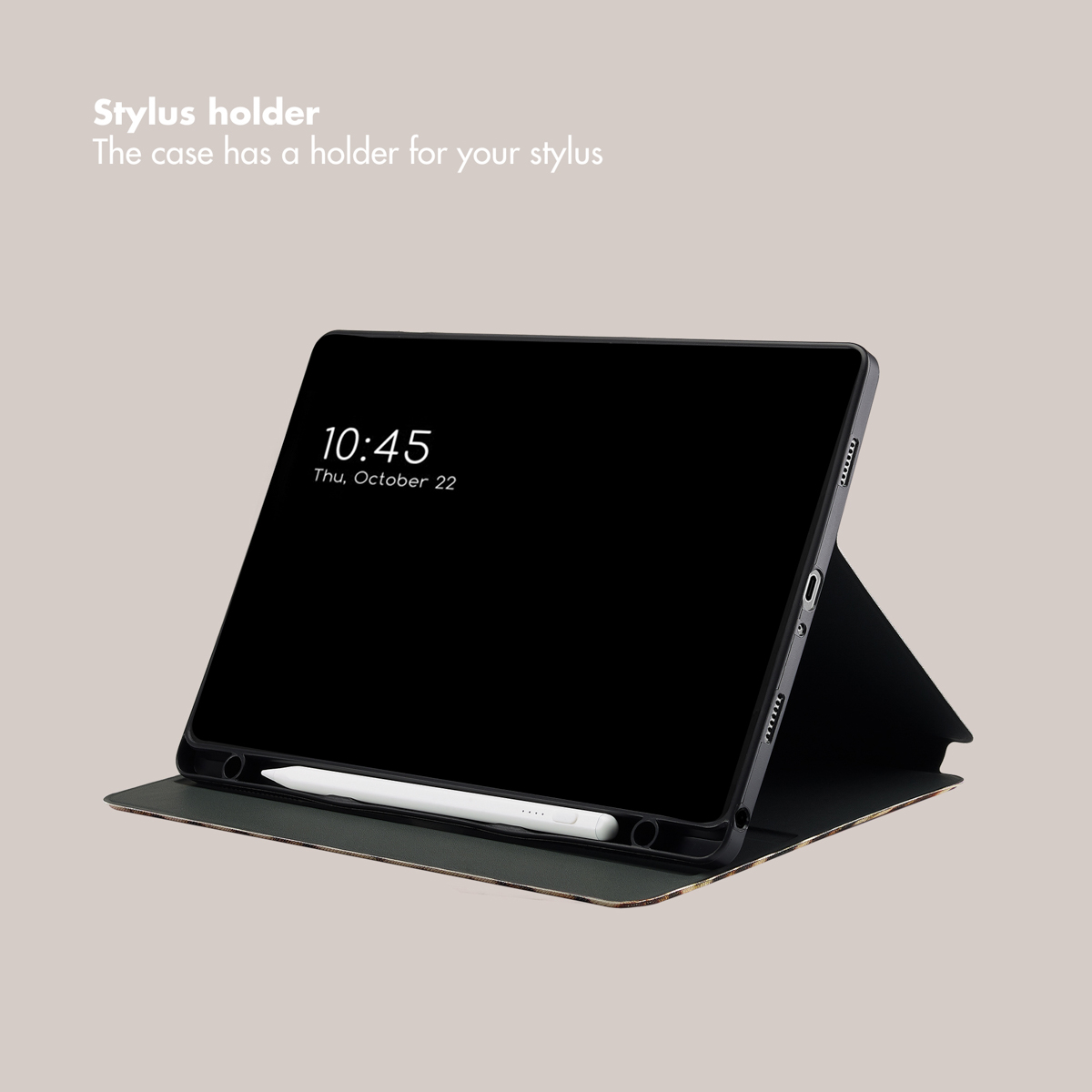 Een tablet in een zwarte beschermhoes met geïntegreerde stylusouder.