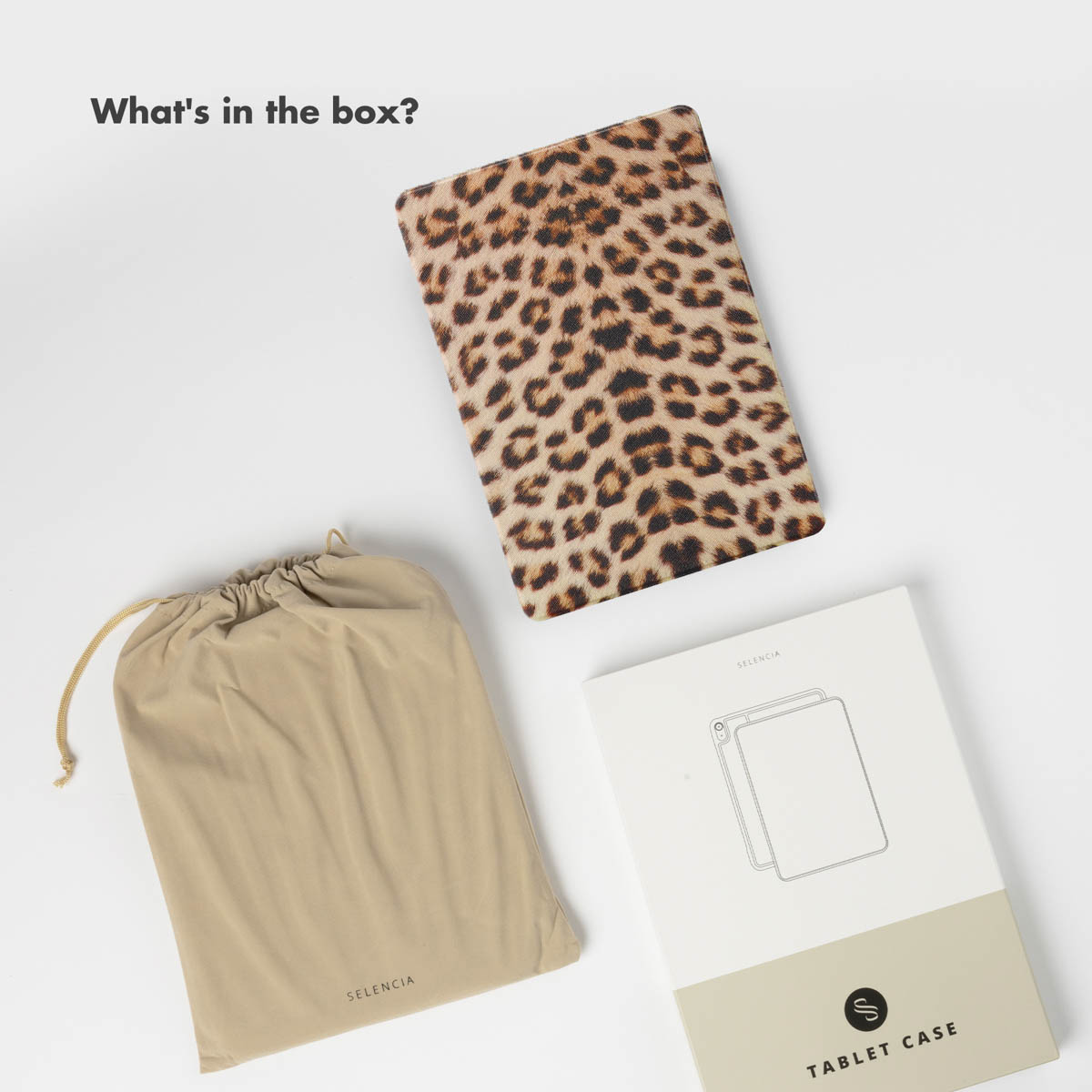 Een luipaardprint tabletcase, beige opbergzakje en verpakking op wit.