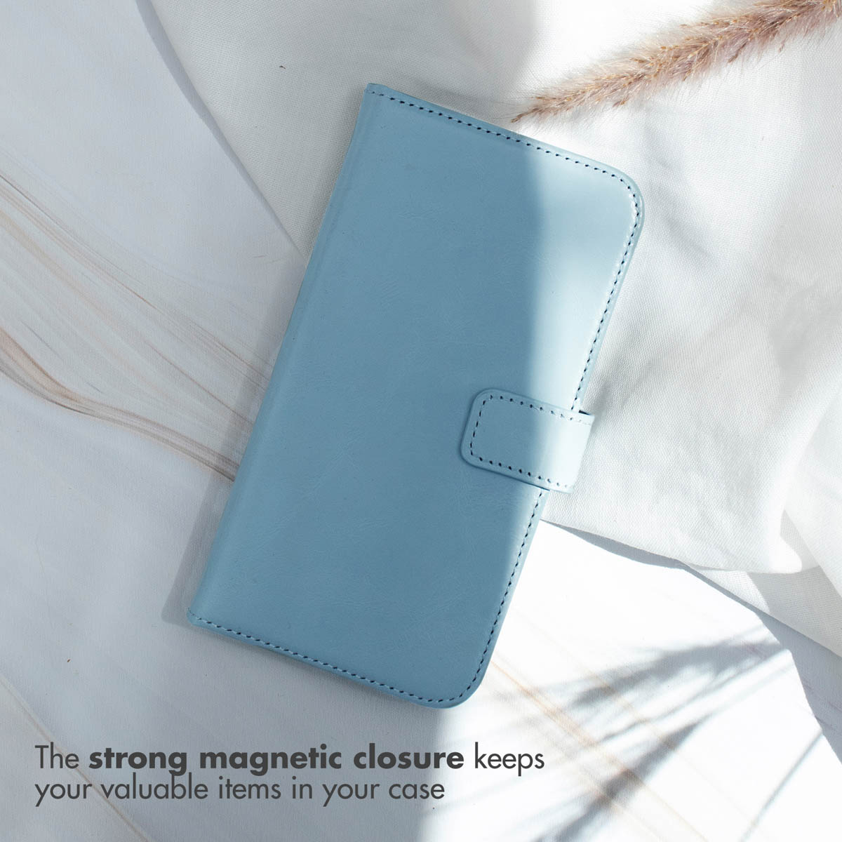 Etui de téléphone bleu clair avec fermoir magnétique sur fond blanc avec texte.