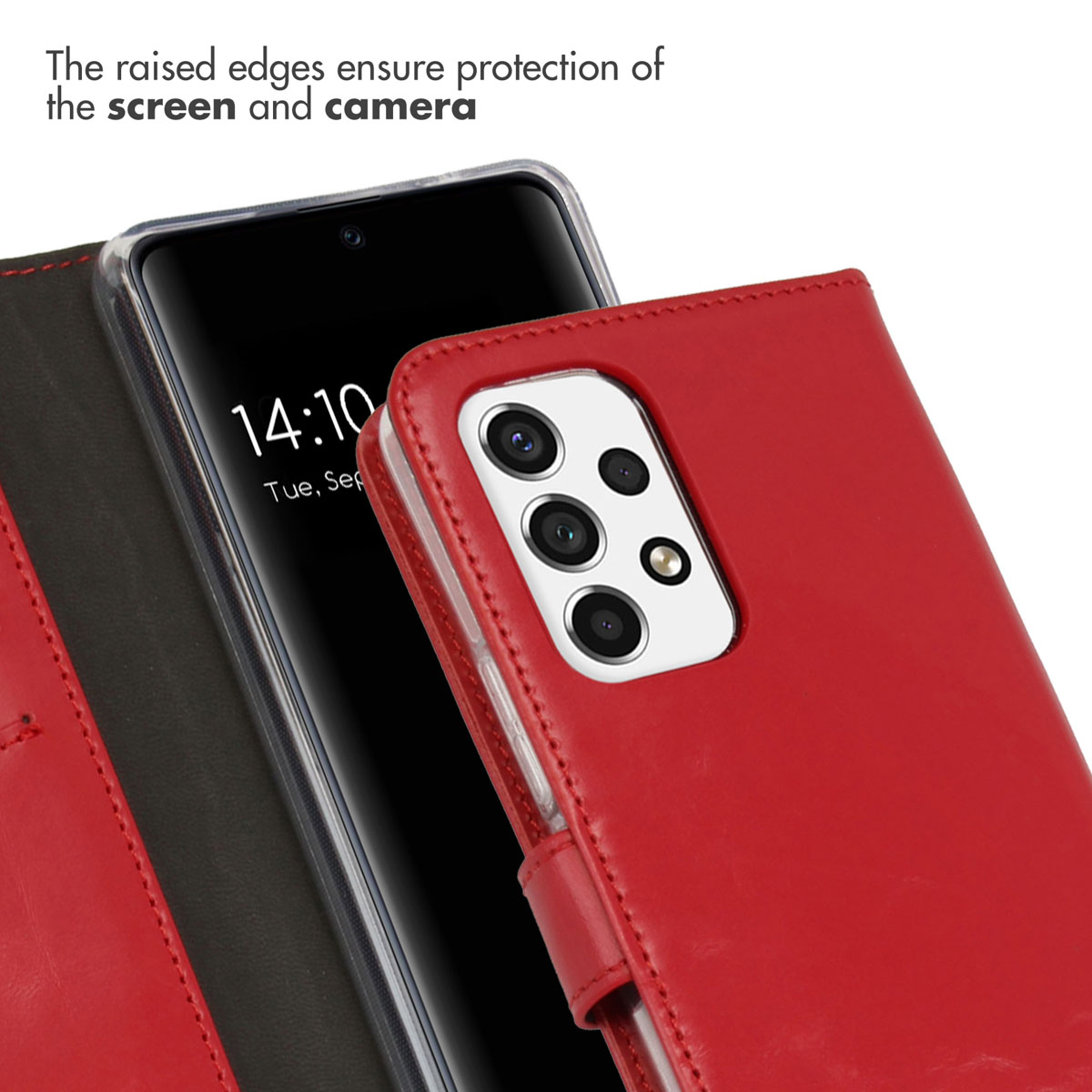 Un smartphone dans un étui en cuir rouge avec découpe pour les objectifs sur fond blanc.