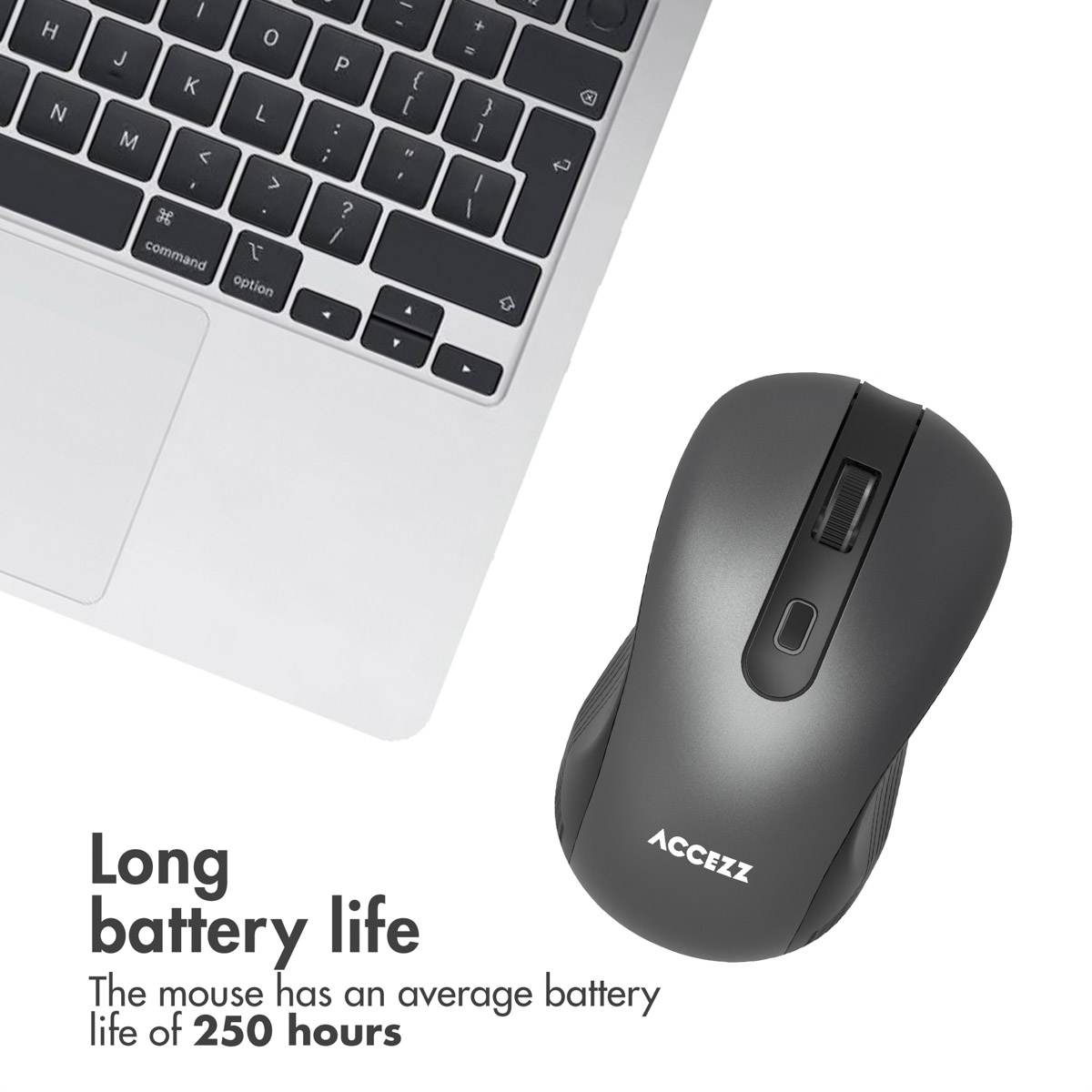 Ciemnoszara mysz bezprzewodowa obok klawiatury laptopa na białej powierzchni z tekstem.