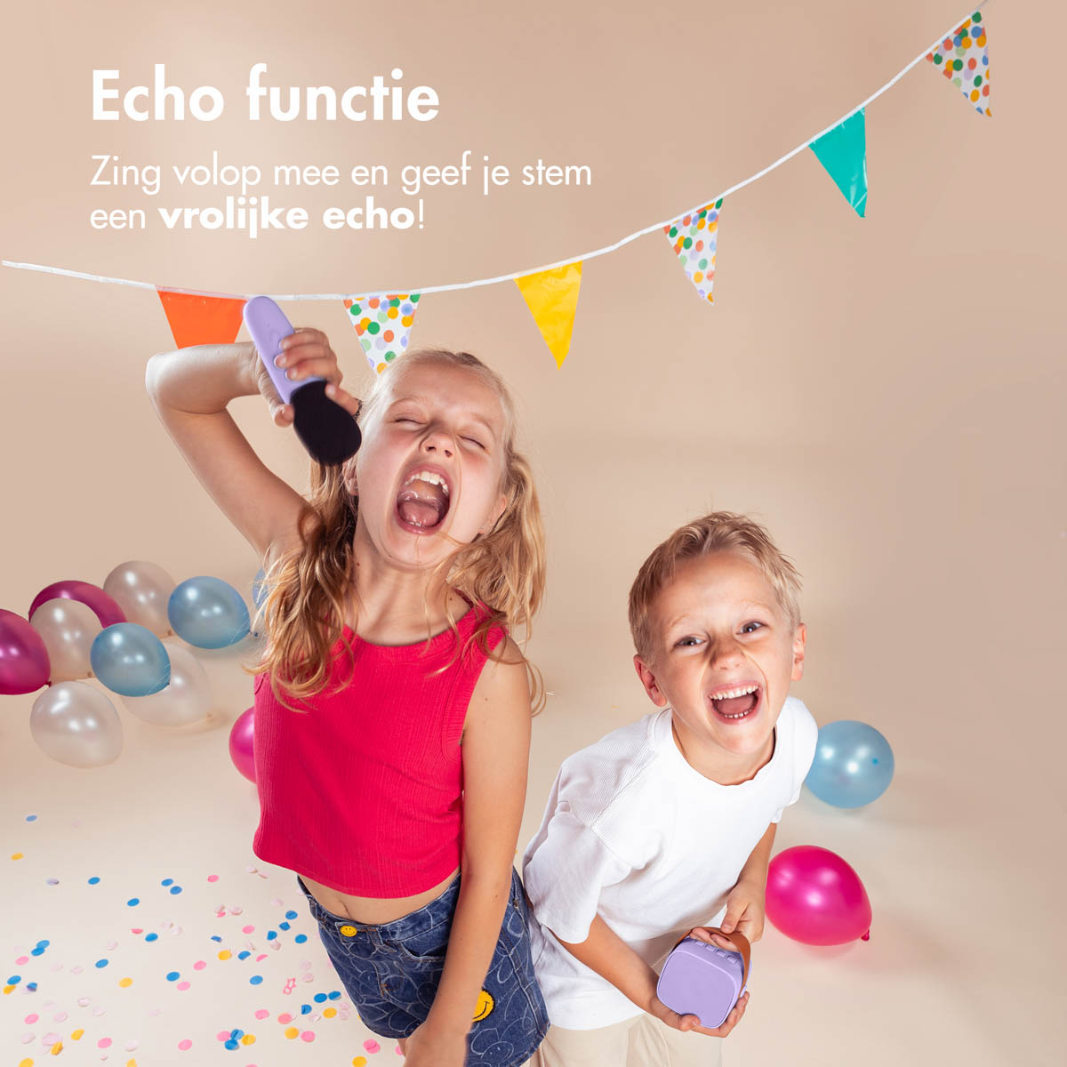 Dos niños alegres cantan en micrófonos de juguete, rodeados de globos, confeti y banderines.