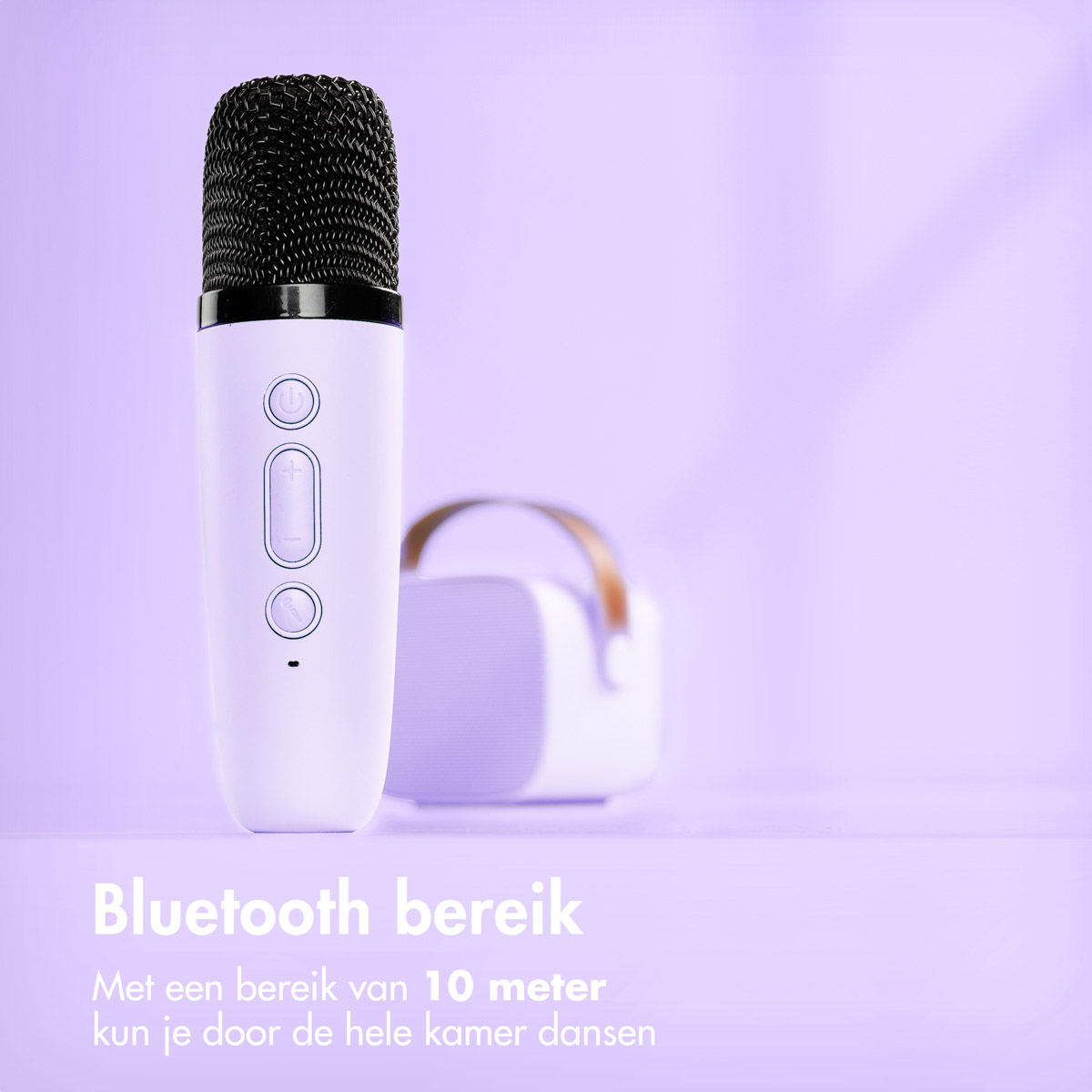Un micrófono Bluetooth blanco con cabeza de malla negra y texto sobre fondo morado.