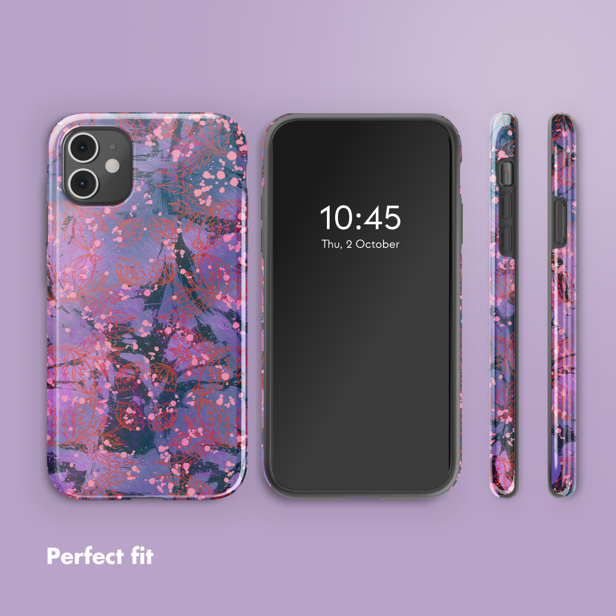 Ein Smartphone mit lila-rosa Blumenmuster-Hülle zeigt Vorderseite, Rückseite und Seiten vor lila Hintergrund.