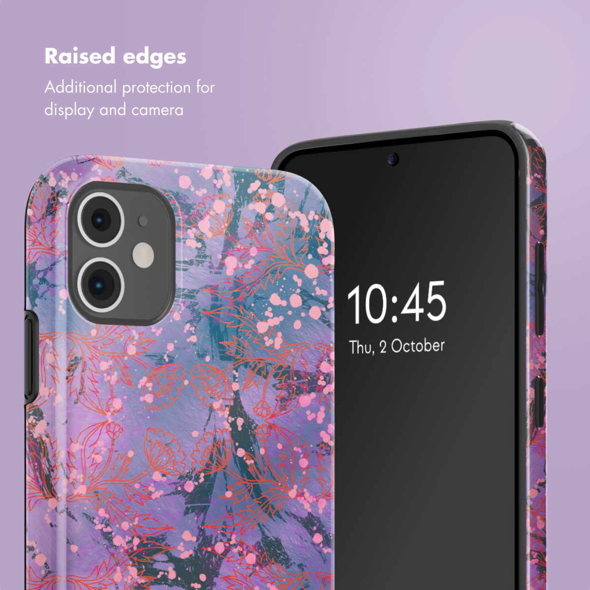 Handyhülle mit floralem Muster in Lila, Rosa und Blau, mit aufgestecktem Smartphone auf lila Hintergrund.
