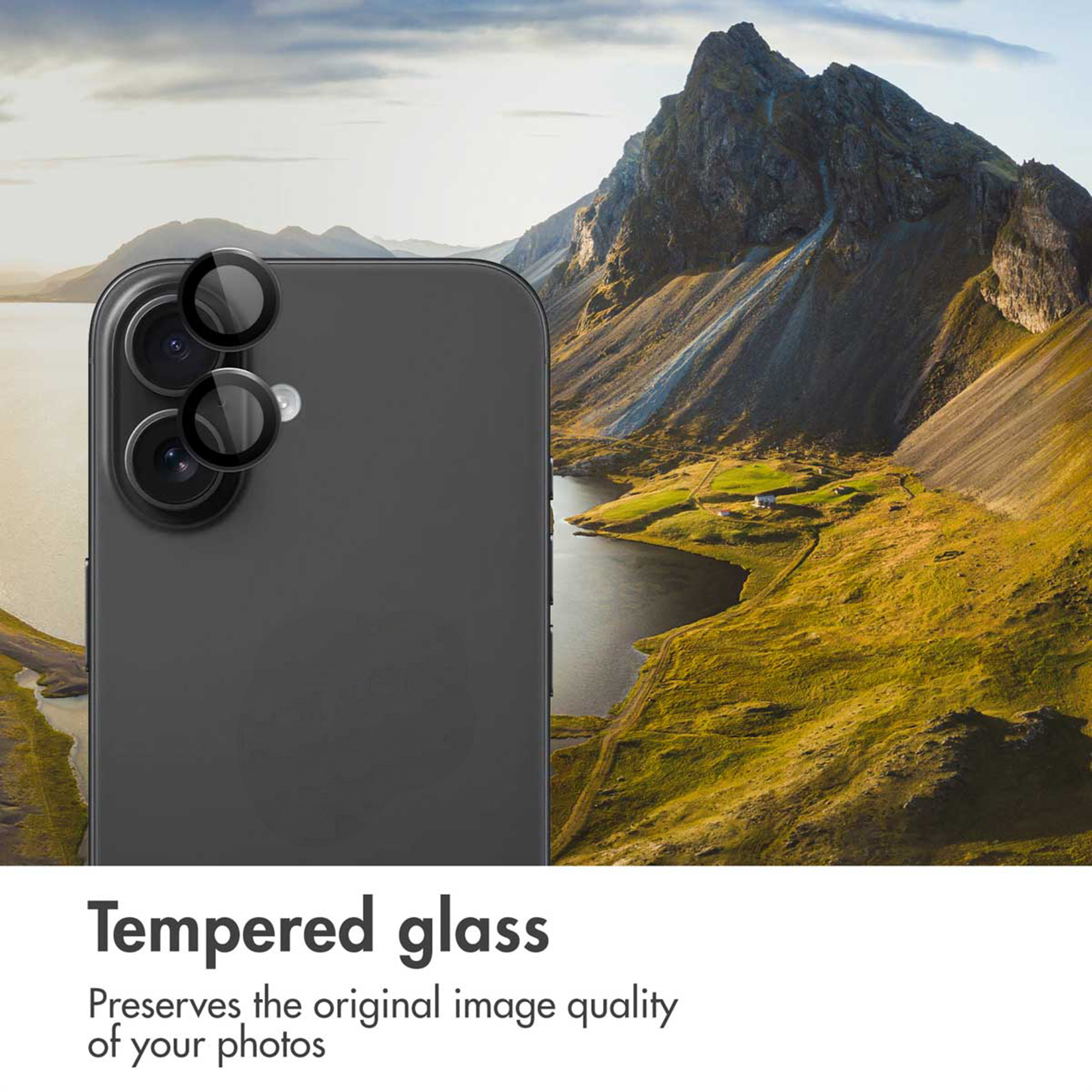 Zwarte smartphone met camerabeschermglas voor een berglandschap met meer.