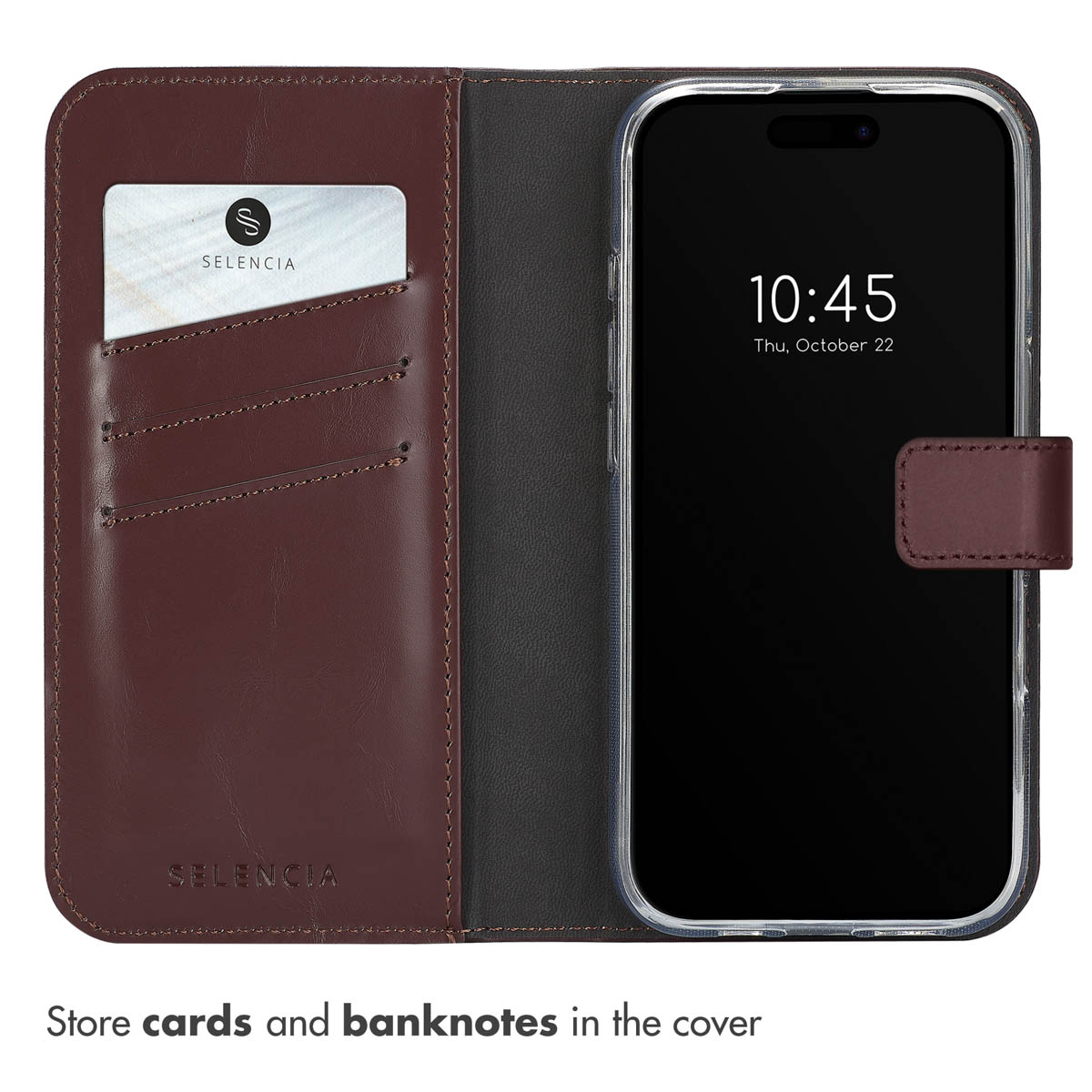 Ein braunes Lederetui mit Kartenhalter und einem Smartphone mit digitaler Uhrzeit auf dem Bildschirm.