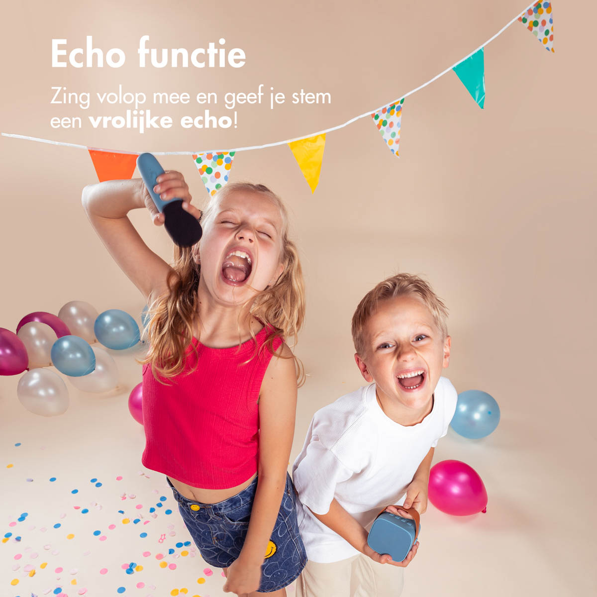 Dos niños cantan en micrófonos contra un fondo con globos y guirnaldas.