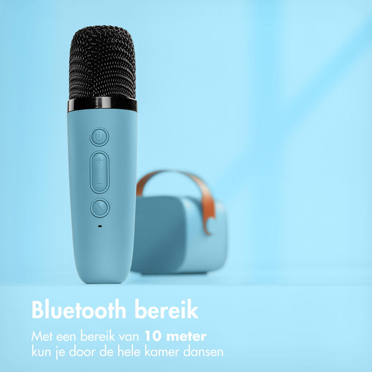 Un micrófono azul claro se encuentra verticalmente con un altavoz en el fondo contra un fondo azul claro.