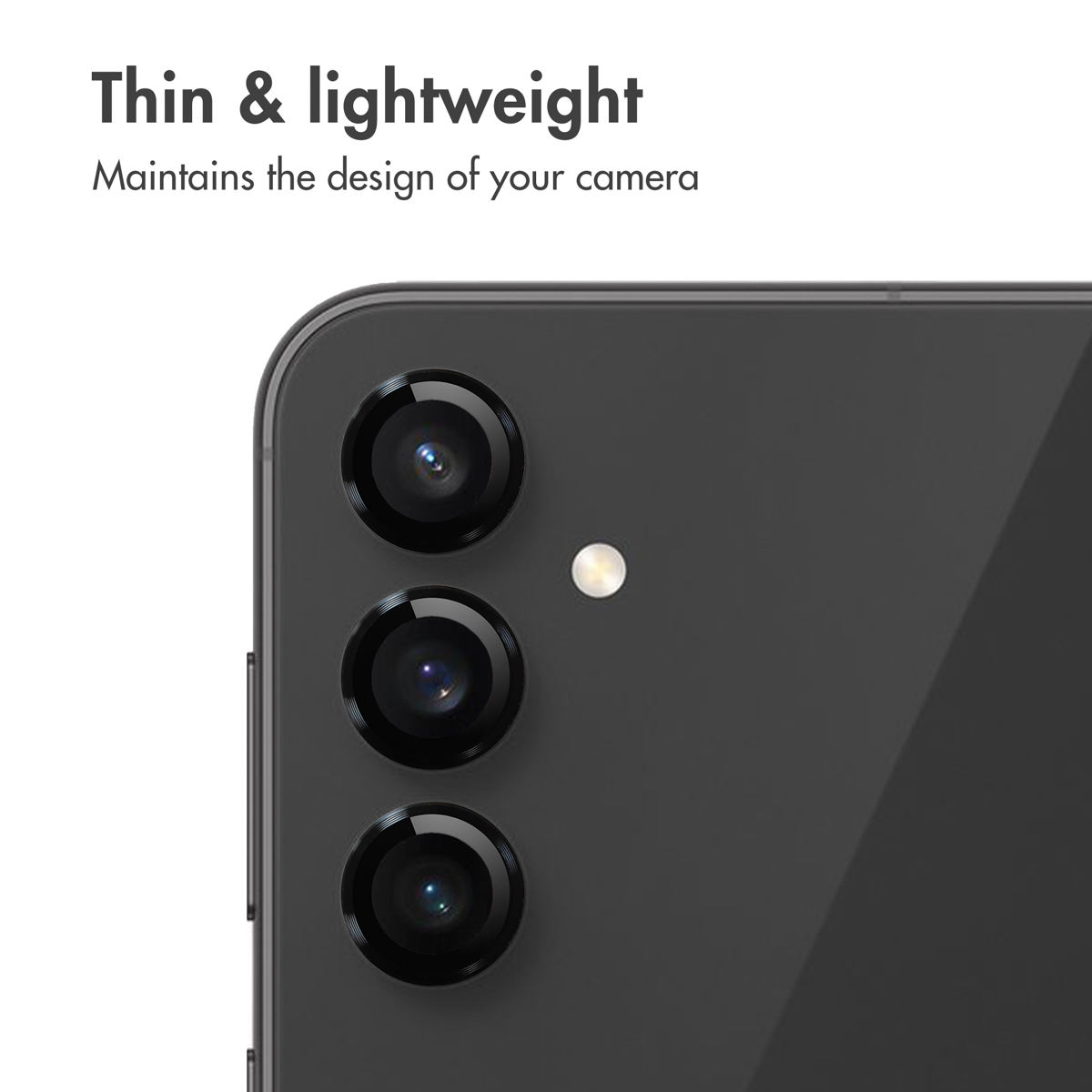 Achterkant van een zwarte smartphone met drie verticale cameralenzen en tekst.