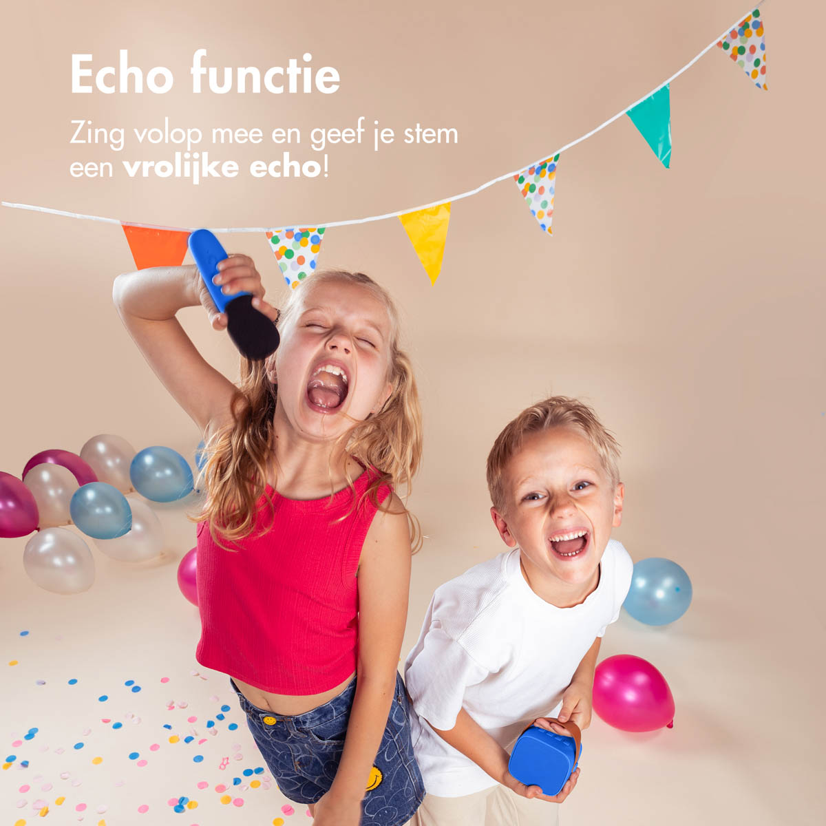 Dos niños cantando en micrófonos de juguete con globos coloridos y banderines de fiesta al fondo.