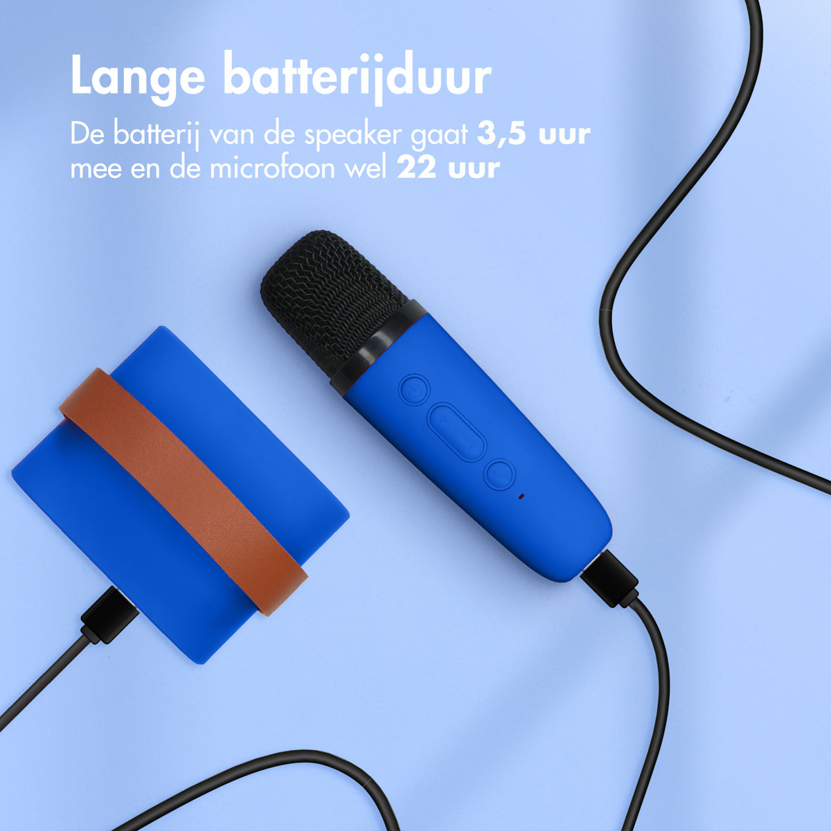 Un micrófono azul y un altavoz azul con una correa marrón sobre un fondo azul claro con texto.