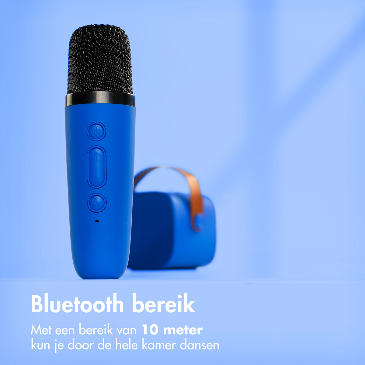 Un micrófono azul se encuentra frente a un altavoz azul sobre fondo claro con texto.