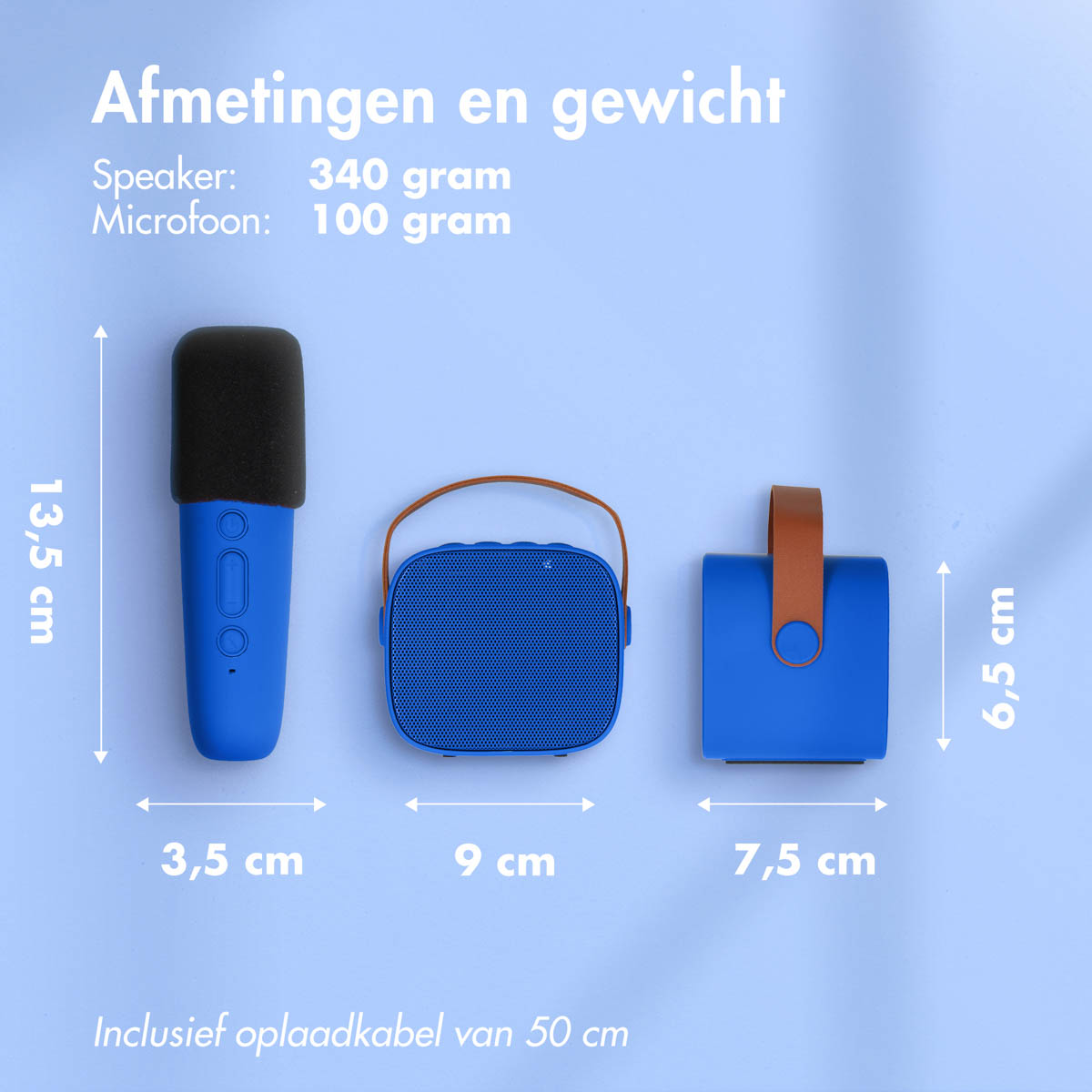 Micrófono azul y dos altavoces azules con dimensiones y peso sobre fondo azul claro.