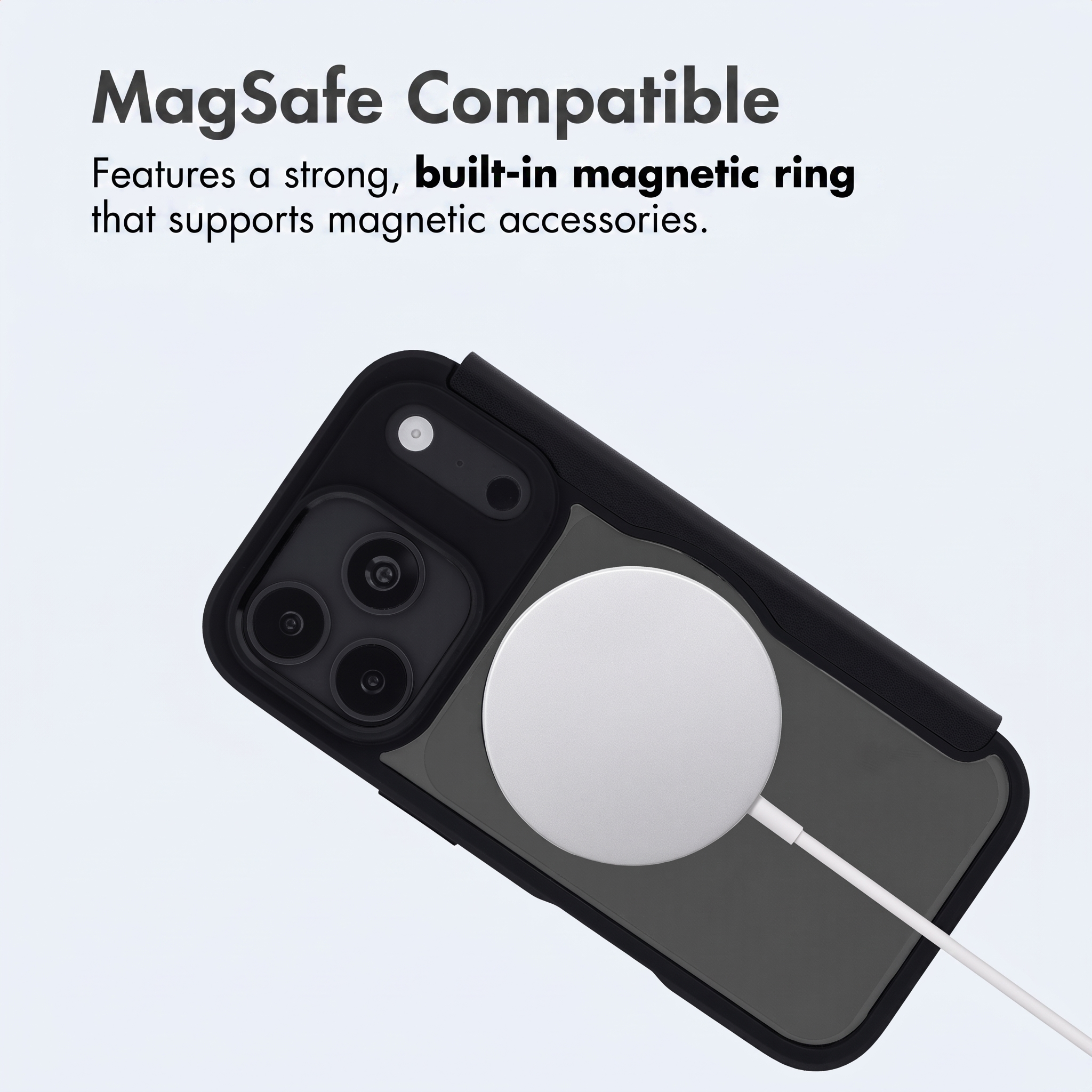 Uno smartphone in una custodia protettiva con un caricatore magnetico rotondo sul retro.