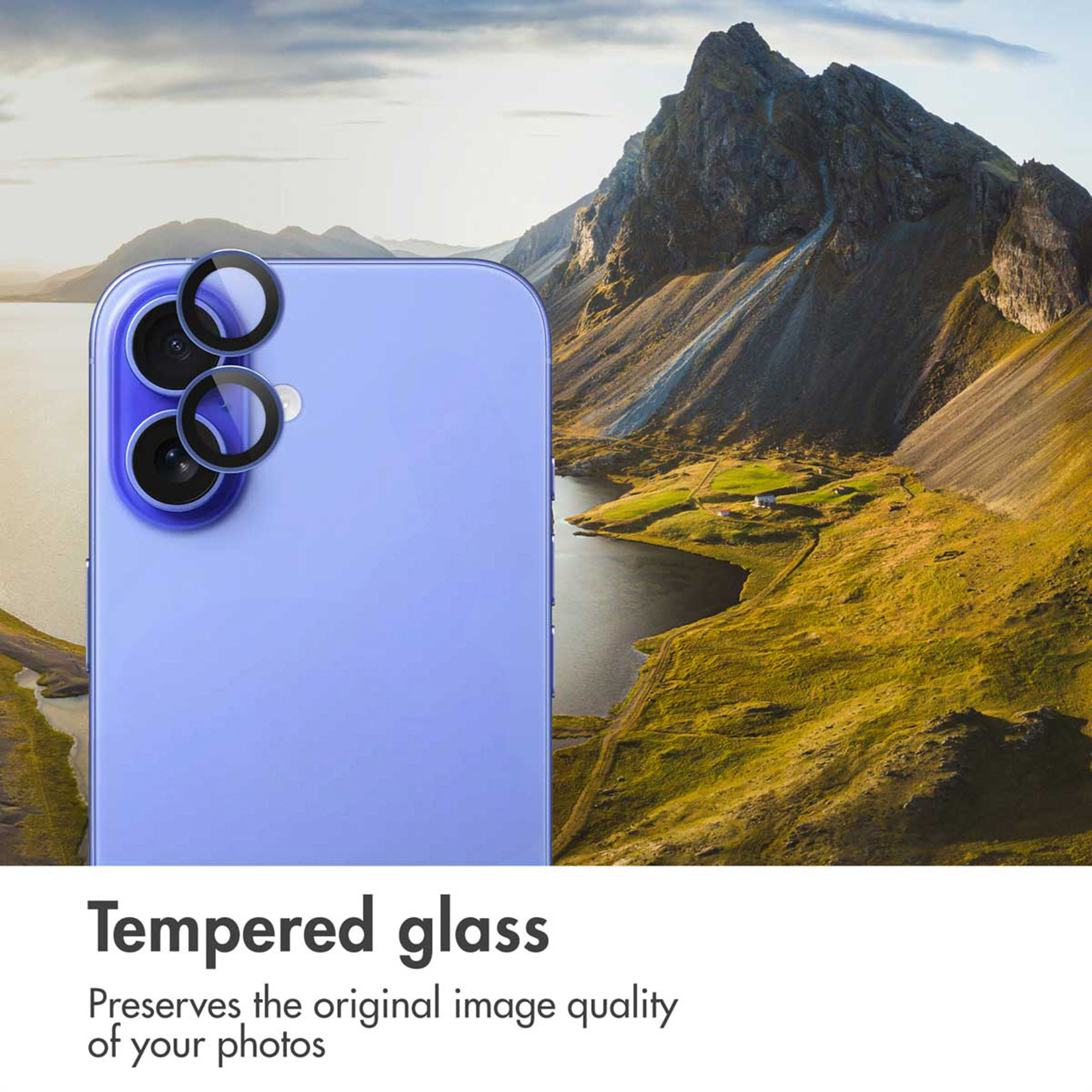 Een blauwe smartphone met twee kameralenzen en glasbeschermers voor een berglandschap.