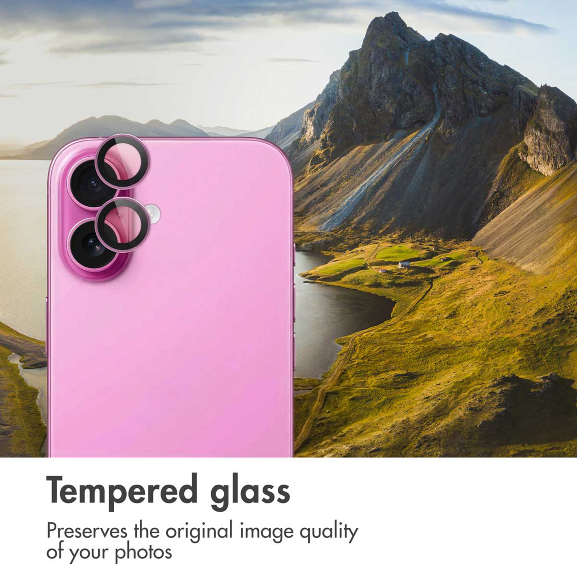 Roze smartphone met camerabeschermingring voor een bergachtig fjordlandschap.