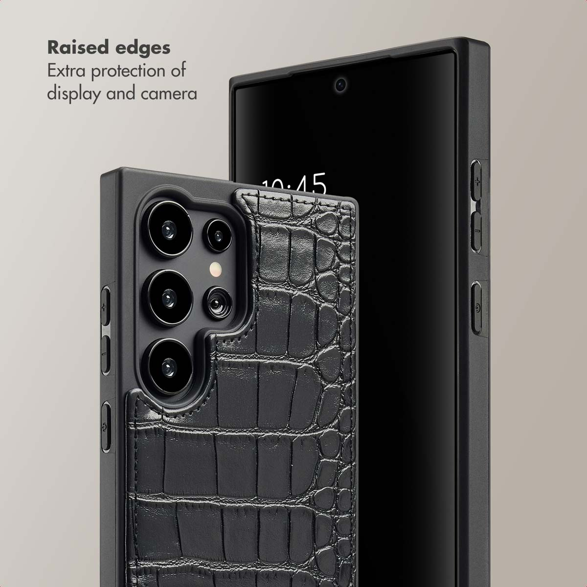 Uno smartphone nero in custodia di pelle di coccodrillo, con bordi rialzati per proteggere schermo e fotocamera.