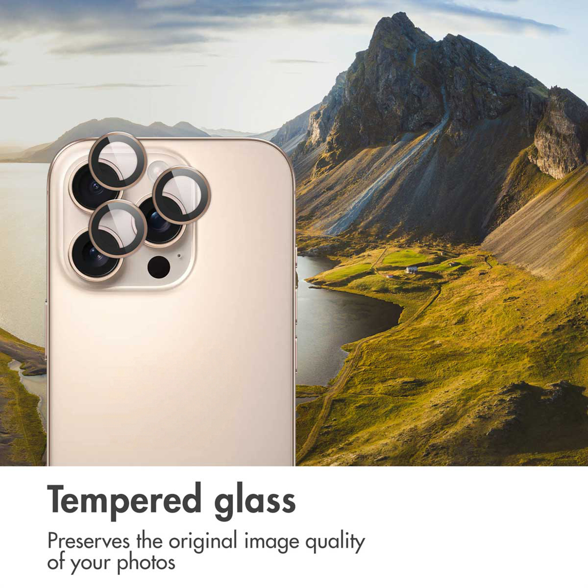 Gouden smartphone met cameralensbeschermers voor een berglandschap met meer.