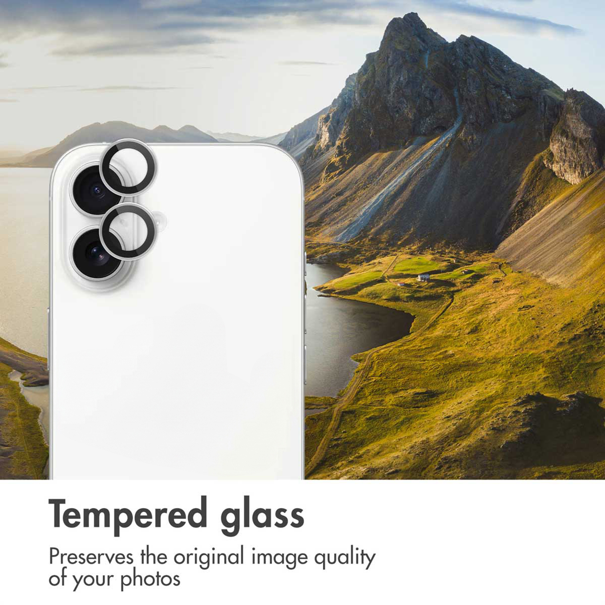 Witte smartphone met cameralensbeschermers voor een berglandschap.