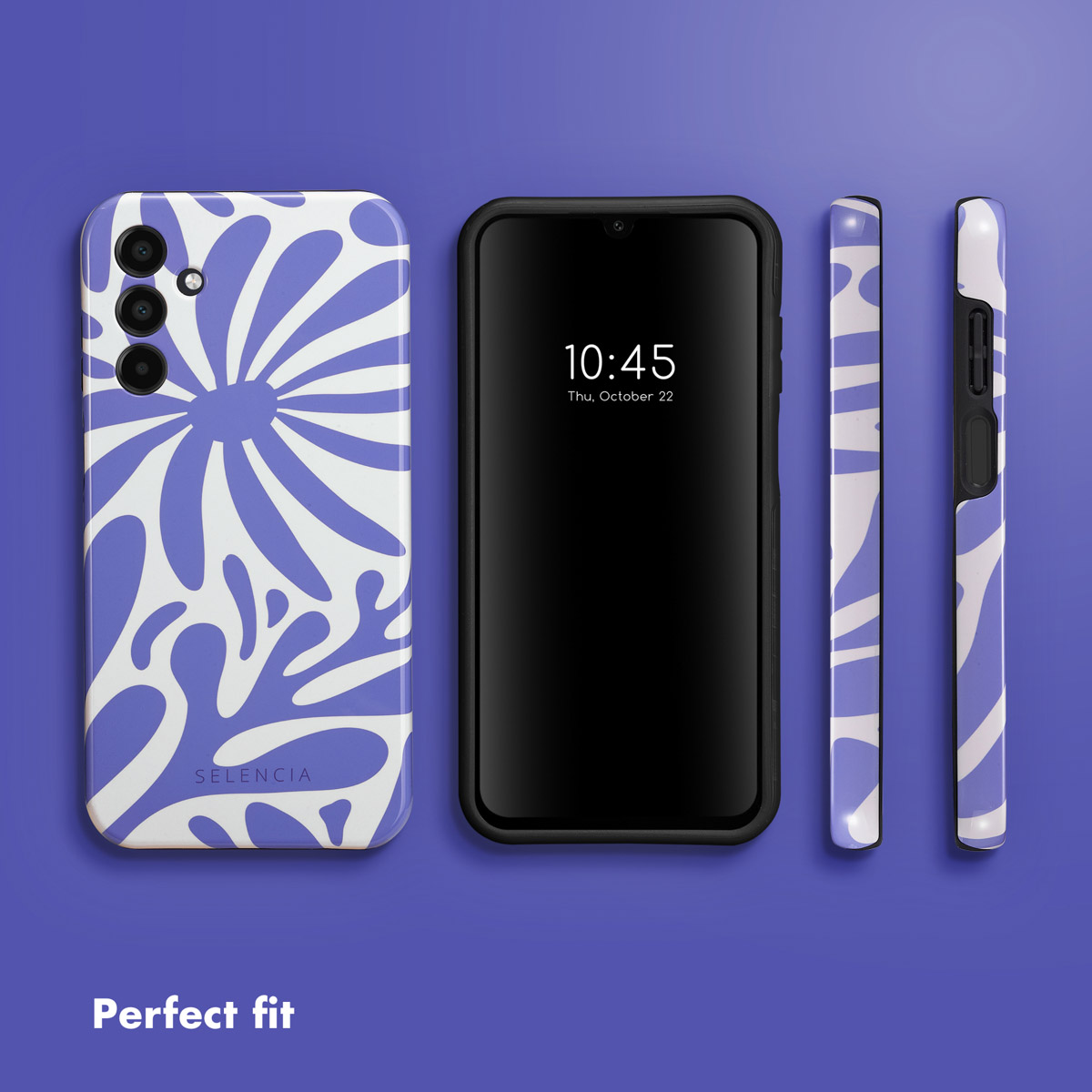 Un smartphone avec une coque à fleurs bleue et blanche sur fond bleu.