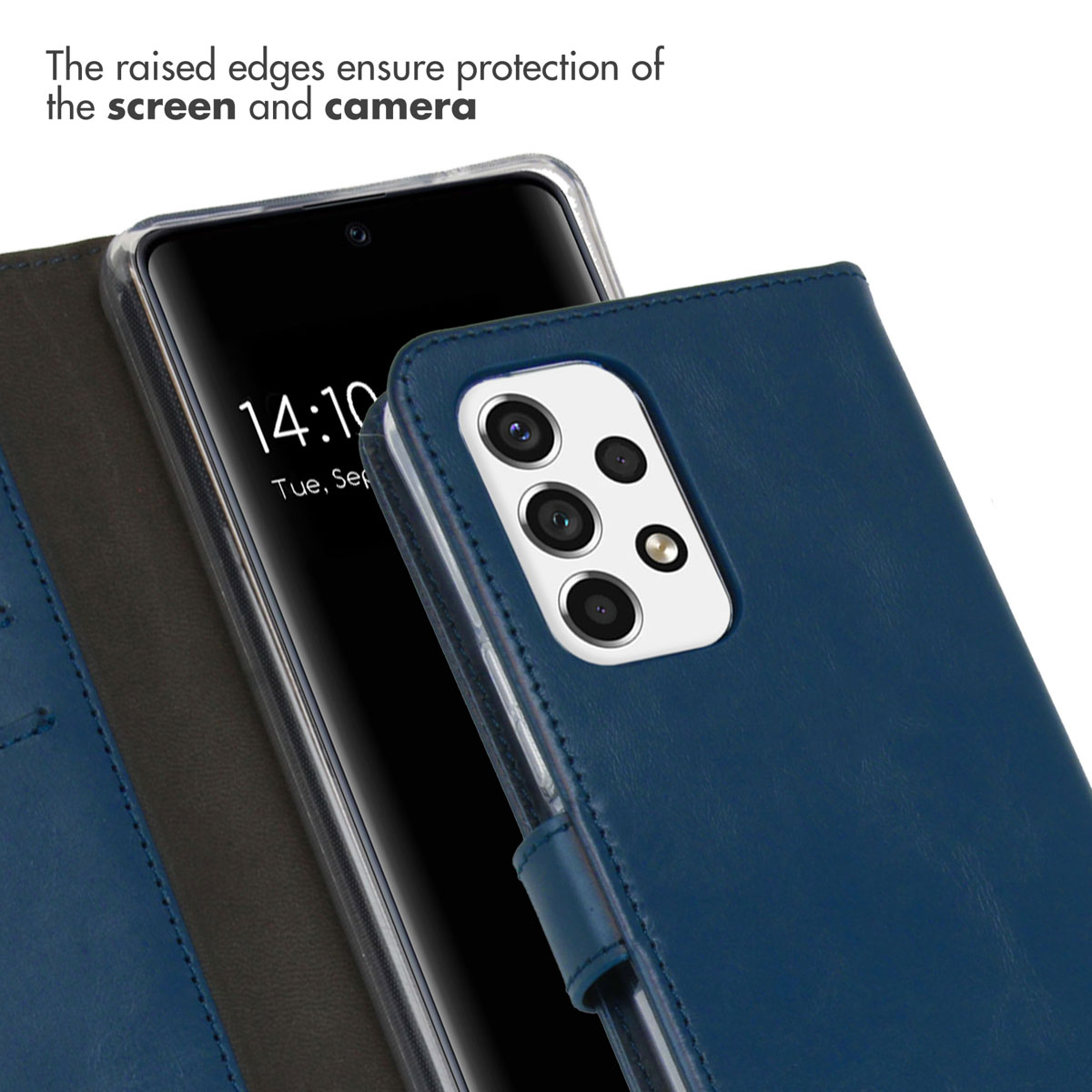 Un smartphone dans un étui à rabat en cuir bleu montrant son écran et plusieurs caméras arrière.