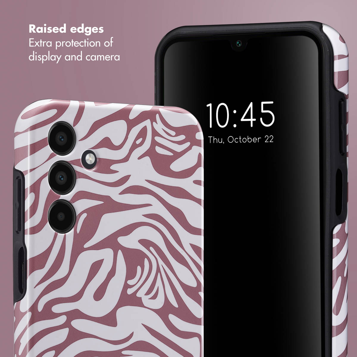 Un smartphone dans une coque rose et blanche motif zèbre sur fond rose, avec du texte sur les bords surélevés.