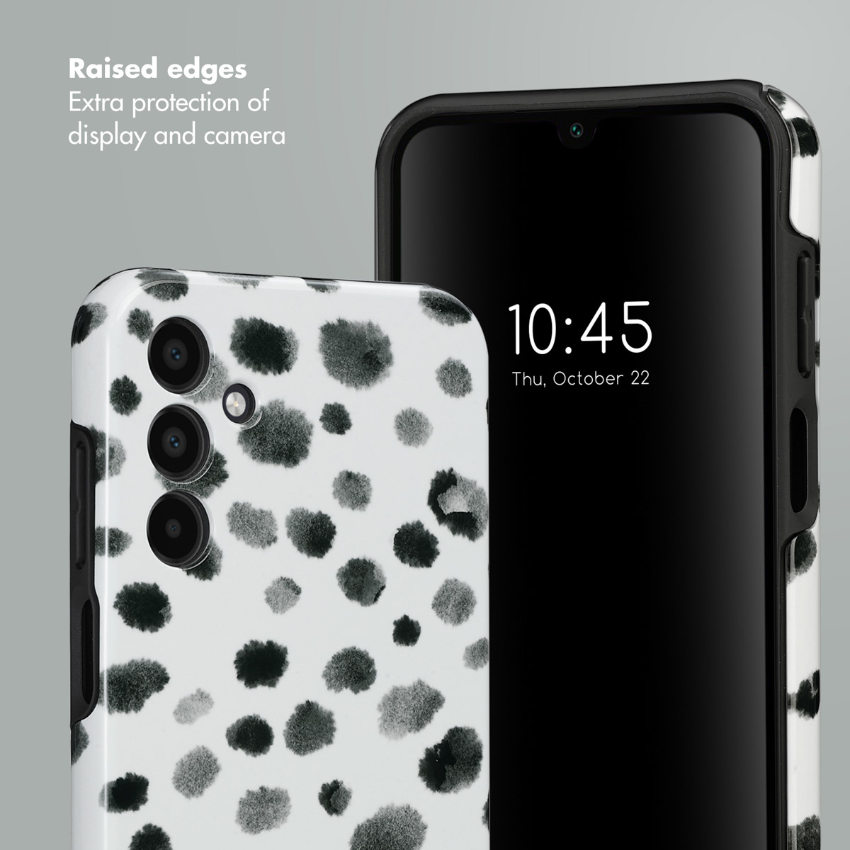 Un smartphone dans une coque blanche à taches noires, montrant des bords surélevés pour plus de protection.