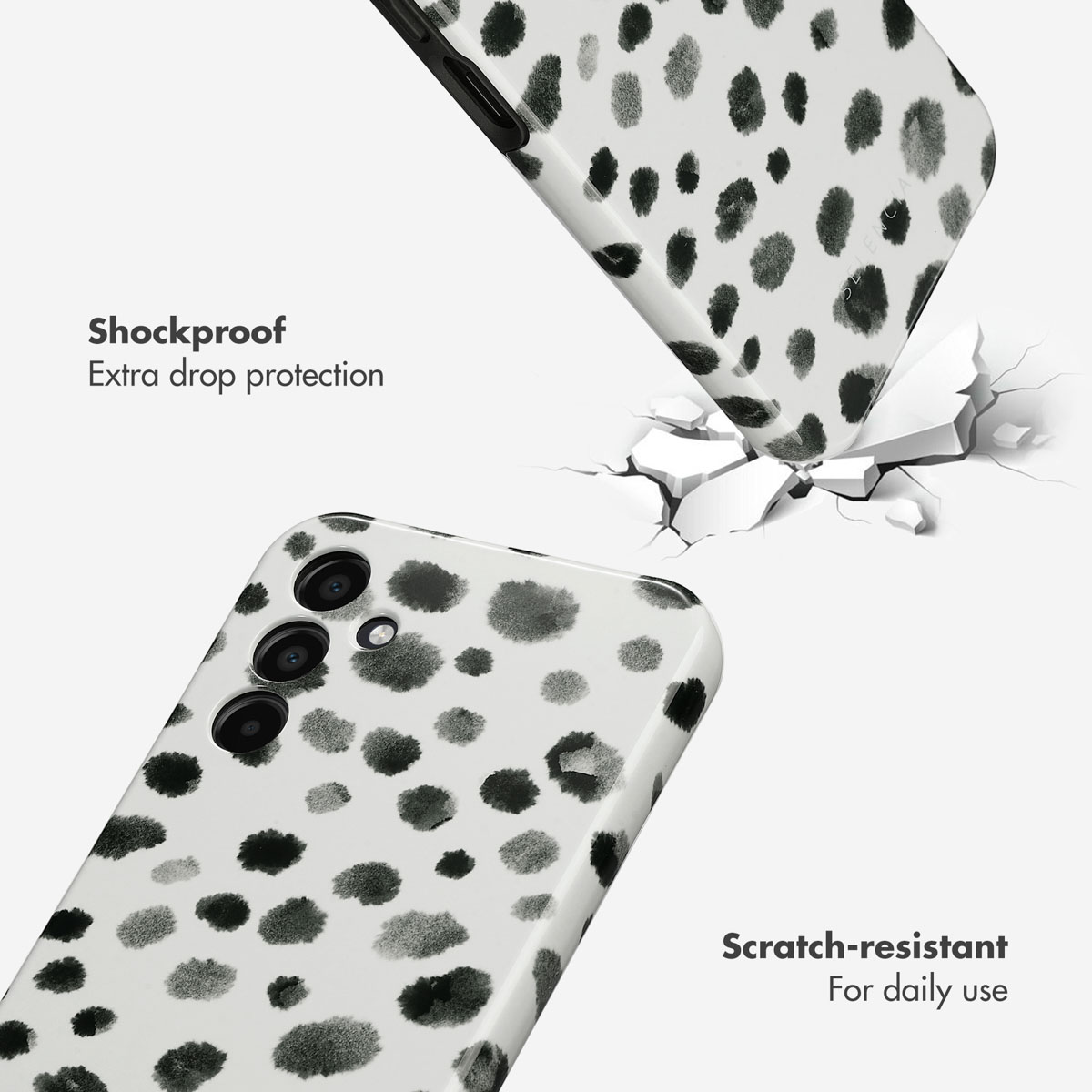 Deux vues d'une coque de smartphone blanche avec des taches de dalmatien noires, étanche aux chocs et anti-rayures.