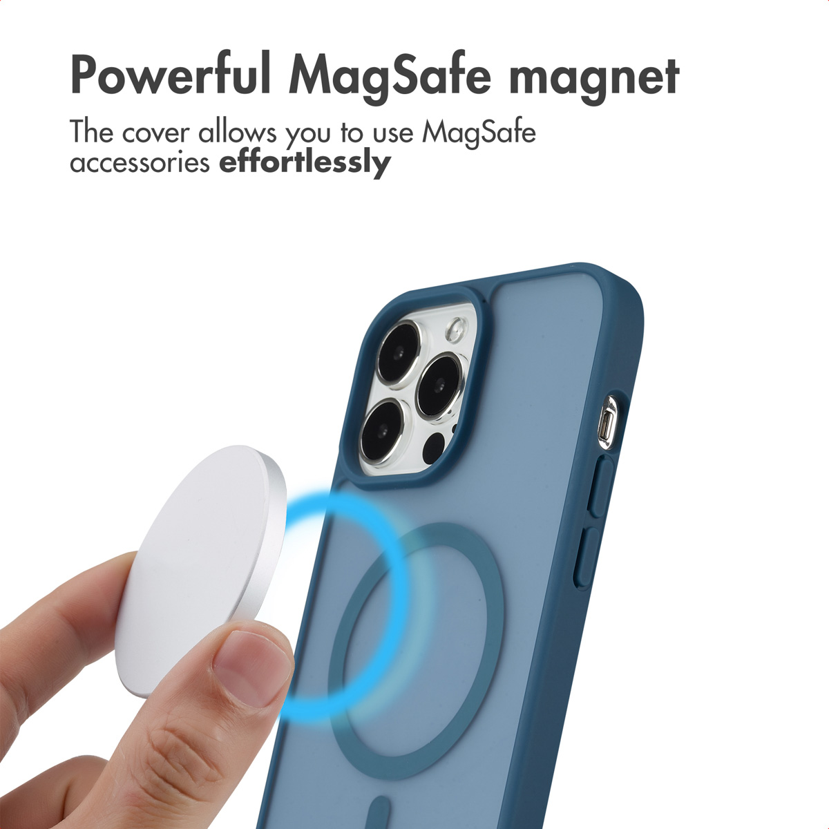 Coque de téléphone bleue avec anneau magnétique MagSafe et accessoire rond en main.