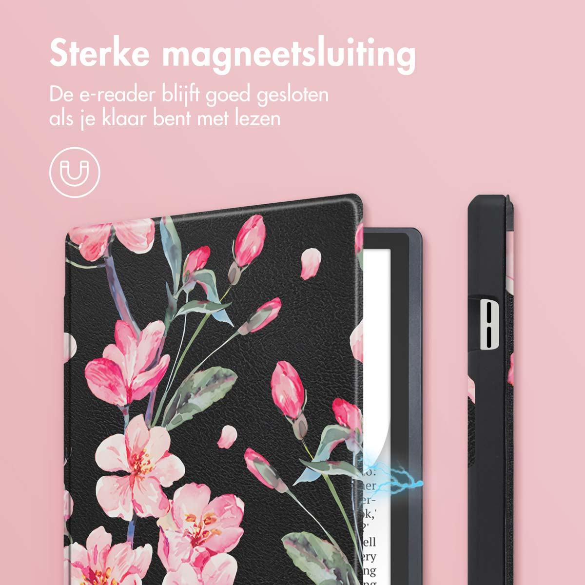 E-readerhoesje met roze kersenbloesempatroon op zwarte achtergrond tegen een roze achtergrond.