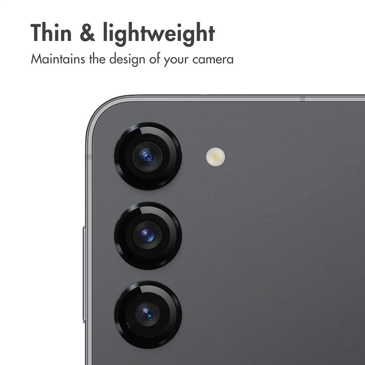 Achterkant van een grijs smartphone met drie vertically uitgelijnde cameralenzen en flitser.