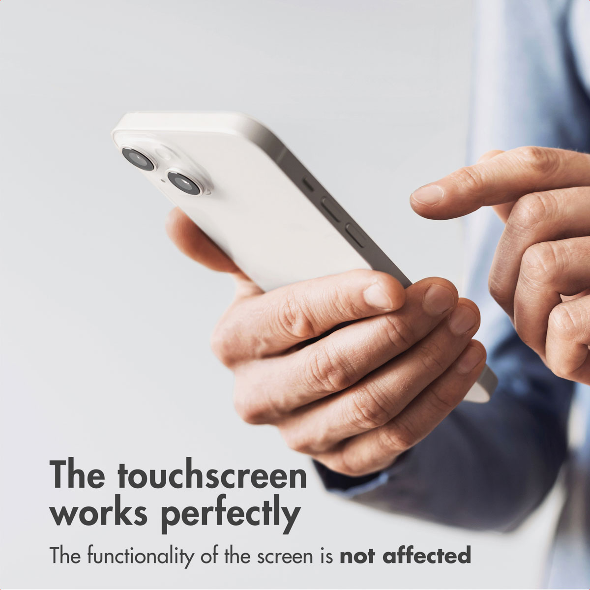 Una persona tiene uno smartphone bianco, il testo dice che il touchscreen funziona perfettamente.