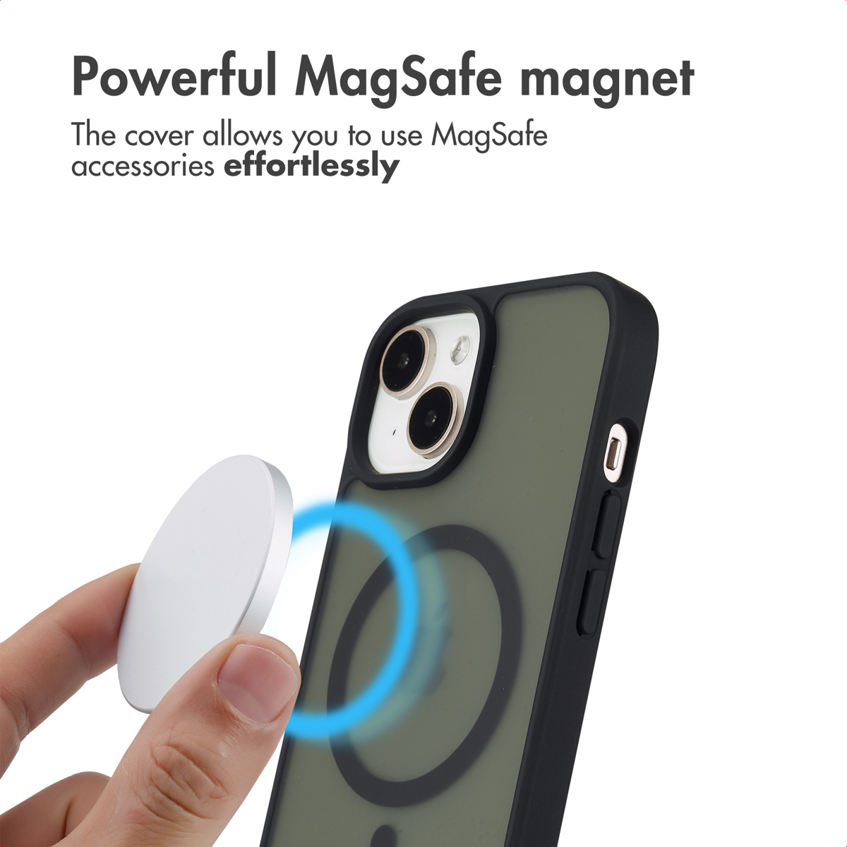 Telefoon in hoesje met een MagSafe-magneet in de hand tegen een witte achtergrond.
