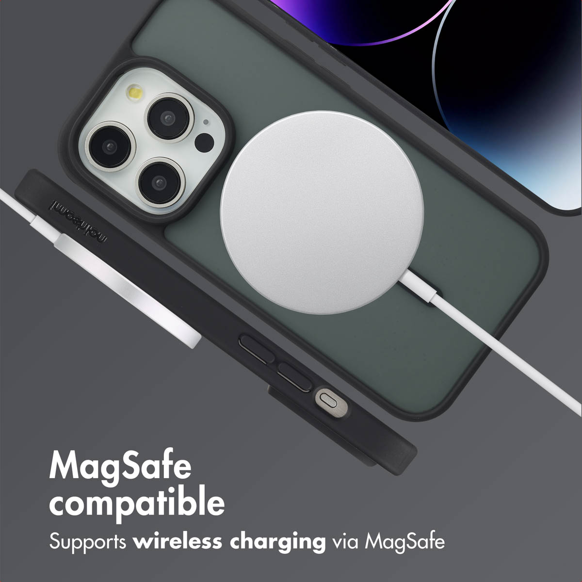 Uno smartphone in custodia scura si ricarica wireless con MagSafe. Testo MagSafe compatible.