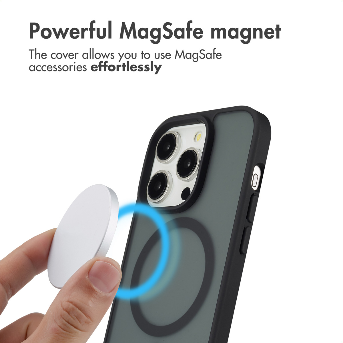 Custodia per telefono con MagSafe e forte magnete, mentre una mano tiene un accessorio.