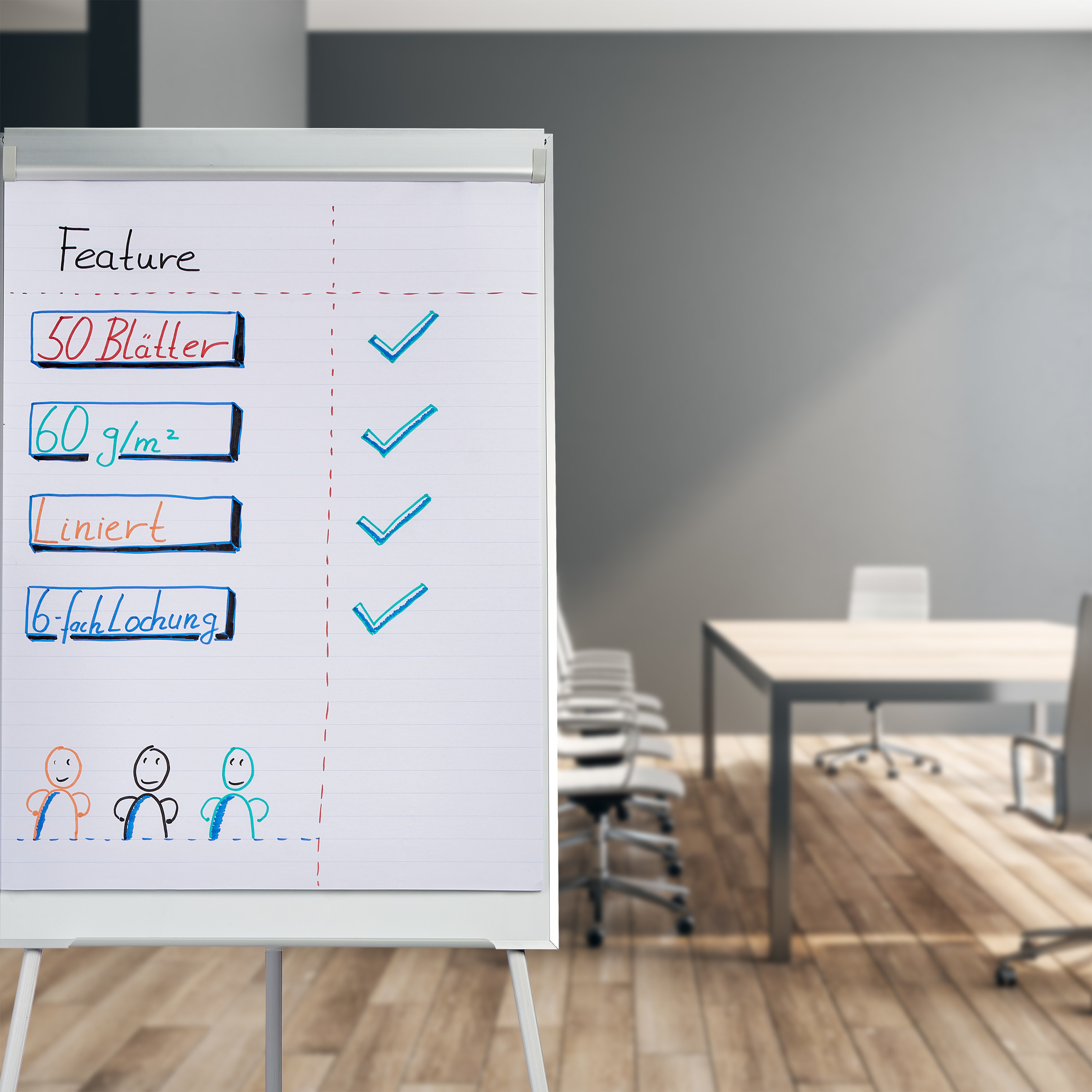 Ein Flipchart mit handgeschriebenen Merkmalen und Häkchen steht in einem modernen Konferenzraum.
