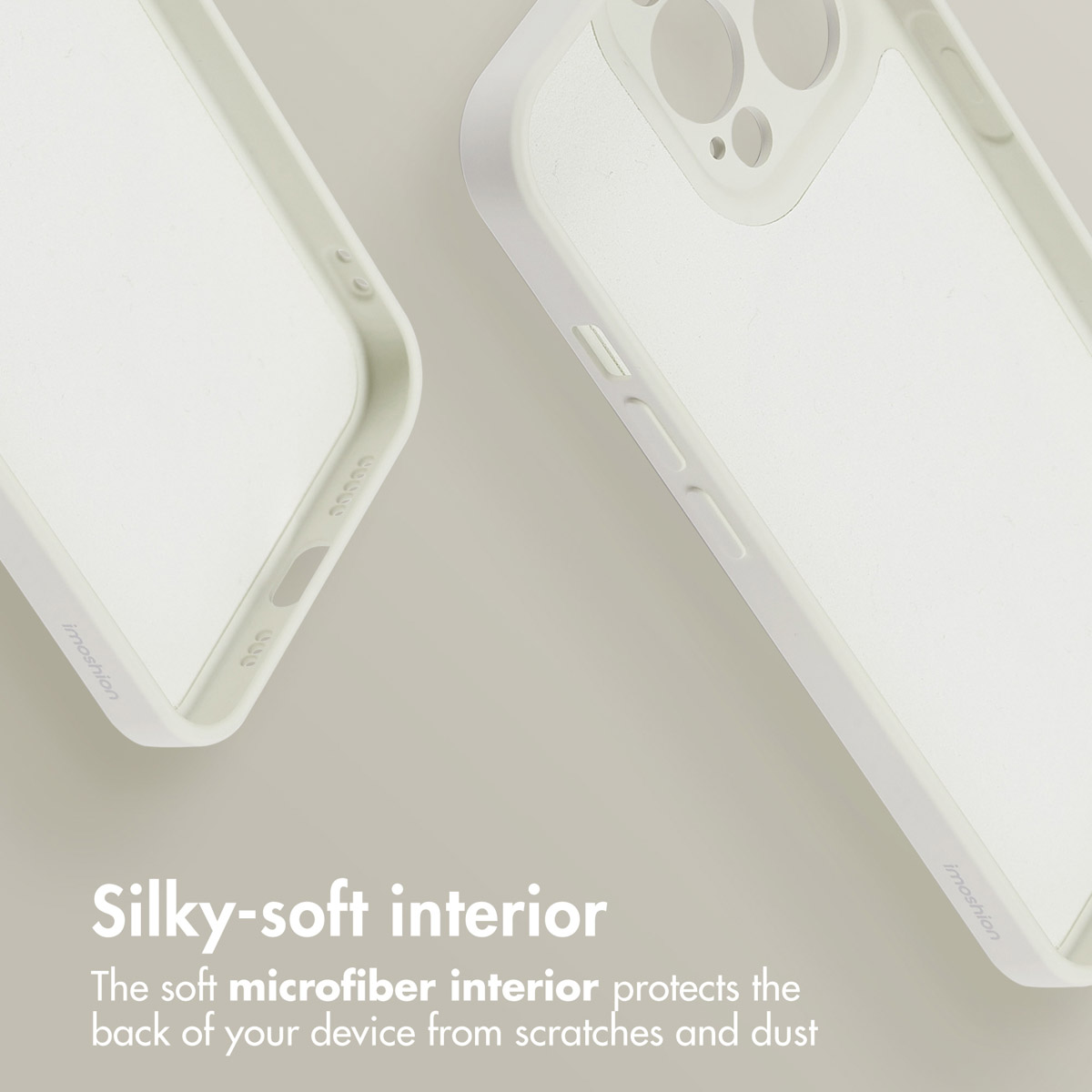 Due cover bianche per smartphone su sfondo beige con testo sull'interno in microfibra.
