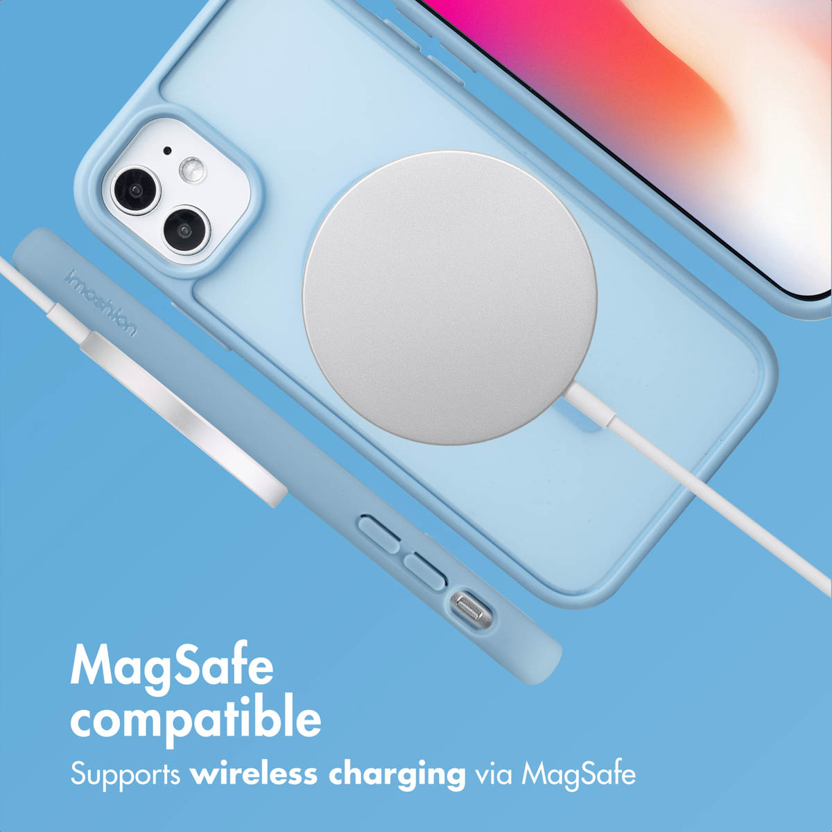 Eine hellblaue Handyhülle mit MagSafe-Ladegerät vor blauem Hintergrund mit Werbetext.