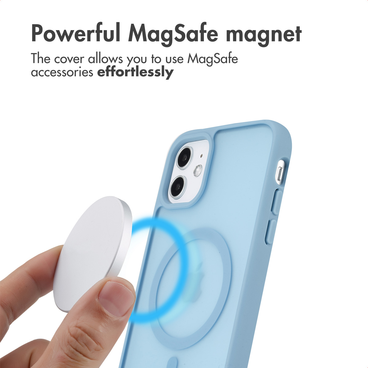 Hand hält weißen MagSafe-Magneten neben einer blauen Silikon-Handyhülle vor weißem Hintergrund.