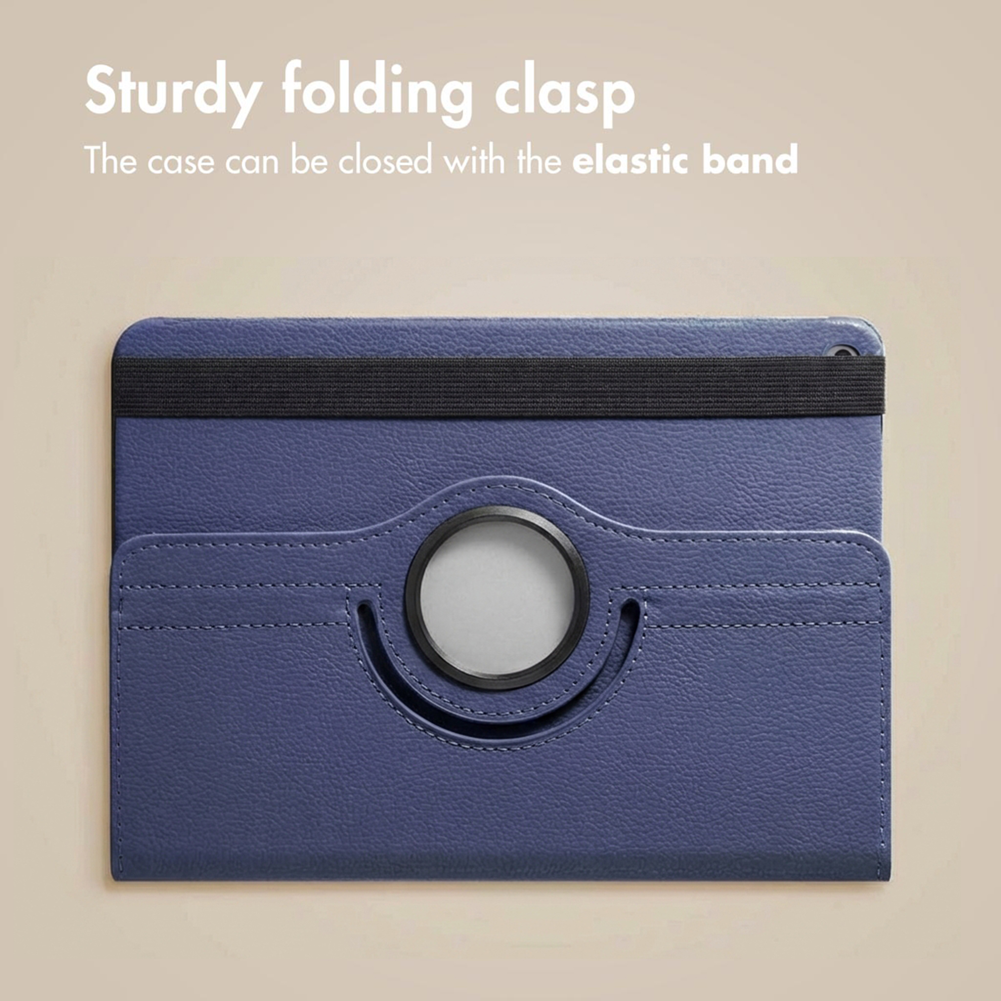 Blauwe tablethoes met zwarte elastische band en rond logo op beige achtergrond.