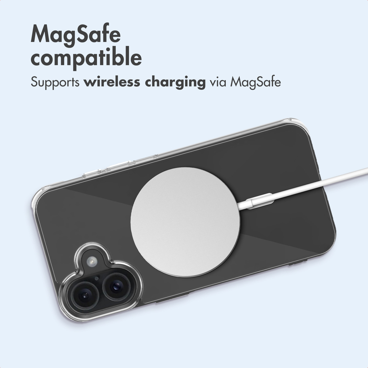 Texto compatible con MagSafe arriba, smartphone oscuro con funda transparente y cargador magnético circular sobre fondo azul claro.