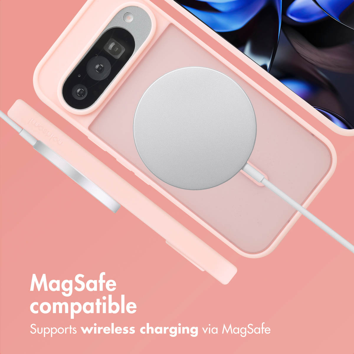 Custodia per telefono rosa con caricabatterie MagSafe su sfondo rosa, testo in basso a sinistra.