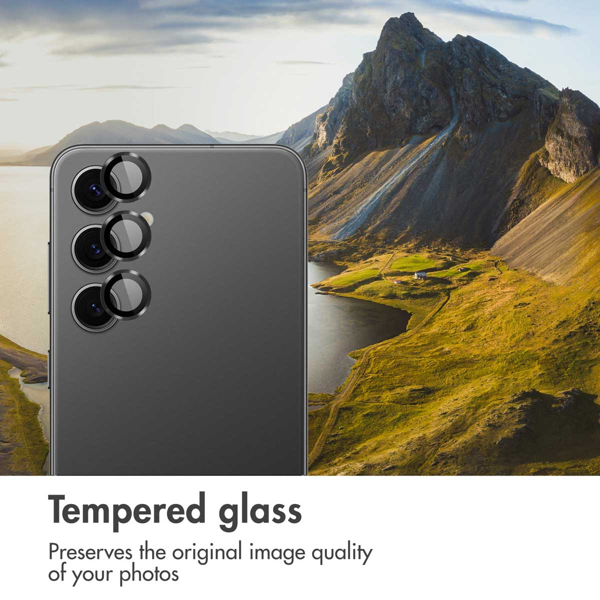 Smartphone cameraglas en beschermringen voor een landschapsachtergrond met bergen en een meer.