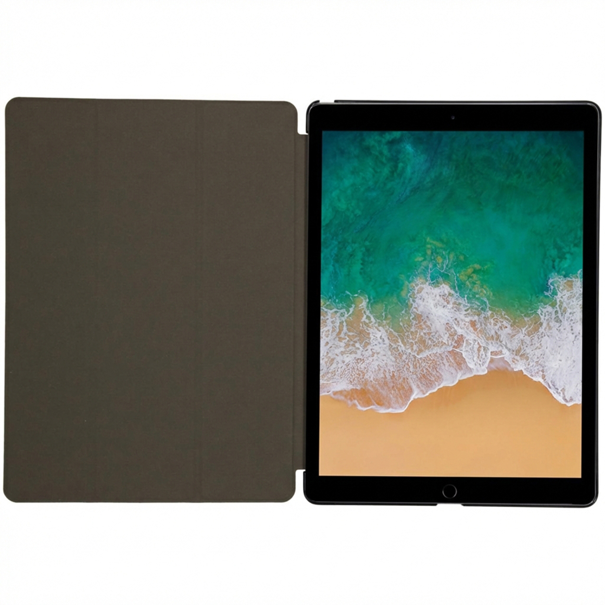 Un tablet aperto in una custodia protettiva scura mostra onde che si infrangono su una spiaggia sabbiosa.