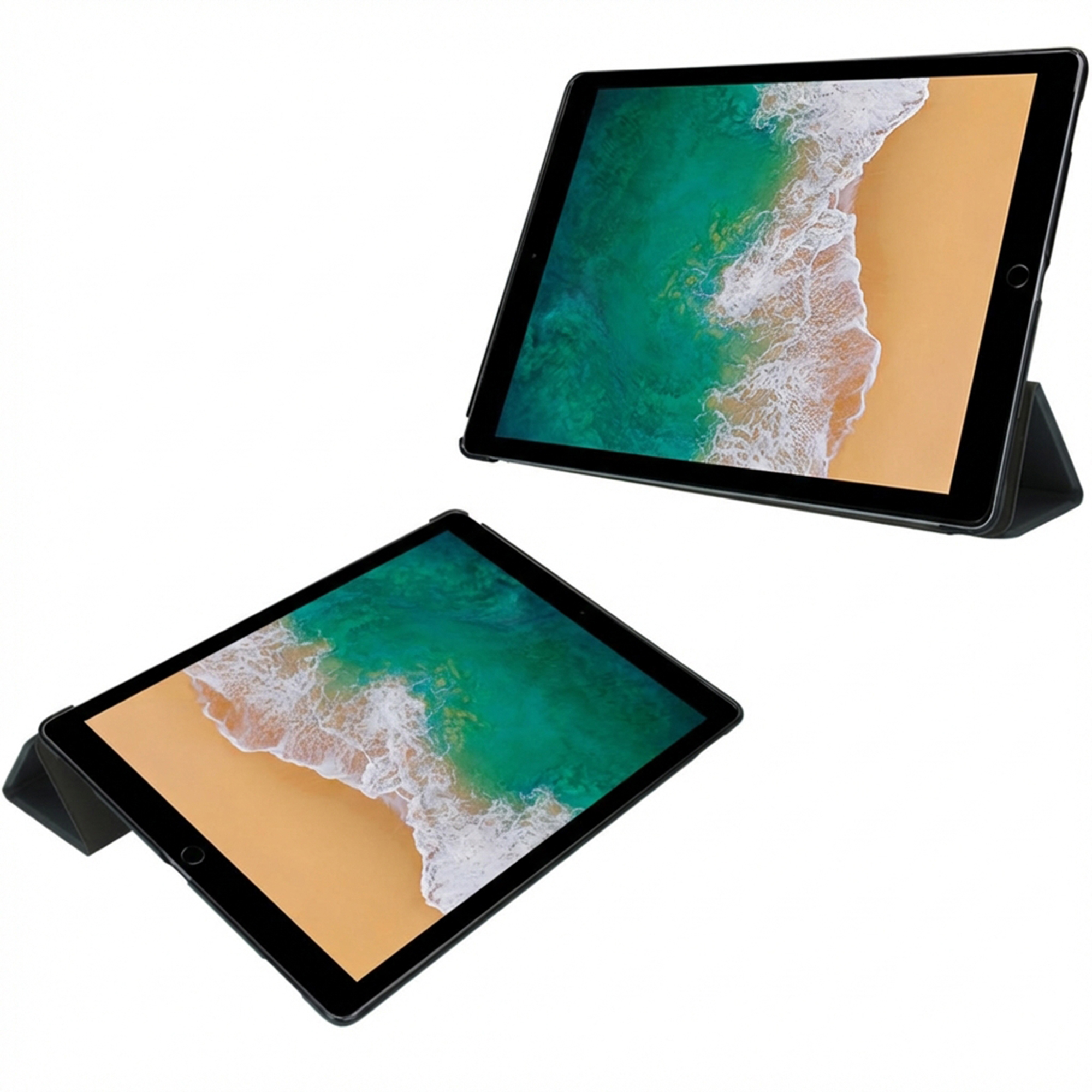 Due tablet neri con custodia mostrano una foto di spiaggia sullo schermo su sfondo bianco.