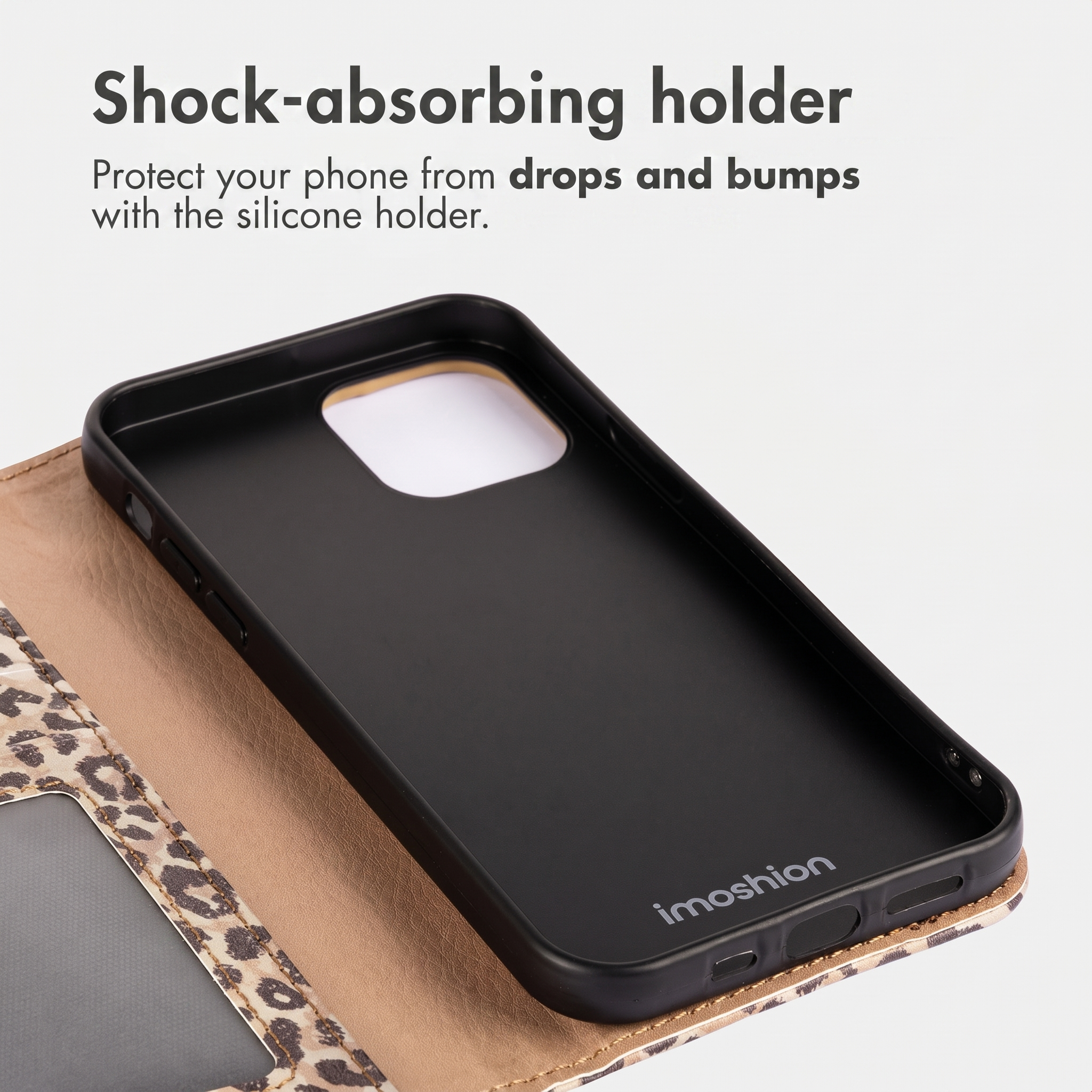 Een zwarte, schokabsorberende siliconen telefoonhouder in een hoesje met luipaardprint tegen een witte achtergrond.